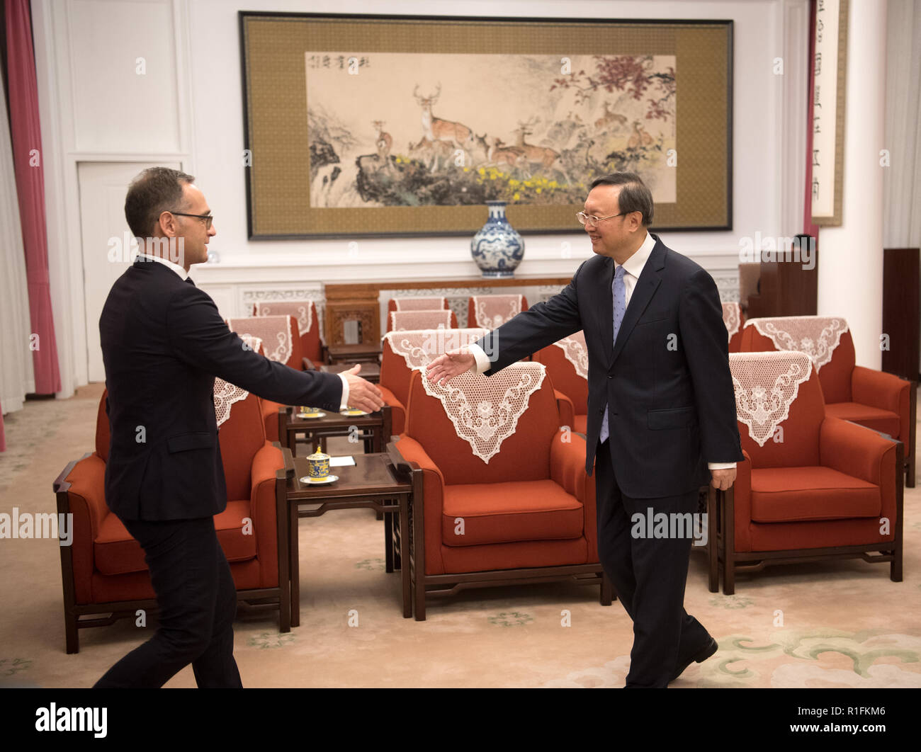 Peking, China. 12 Nov, 2018. Außenminister Heiko Maas (SPD) ist von Yang Jiechi, Regierungsrat zuständig für die Außenpolitik der Regierung begrüßt, am Hauptsitz und Sitz der Kommunistischen Partei in Zhongnanhai. Foto: Ralf Hirschberger/dpa/Alamy leben Nachrichten Stockfoto