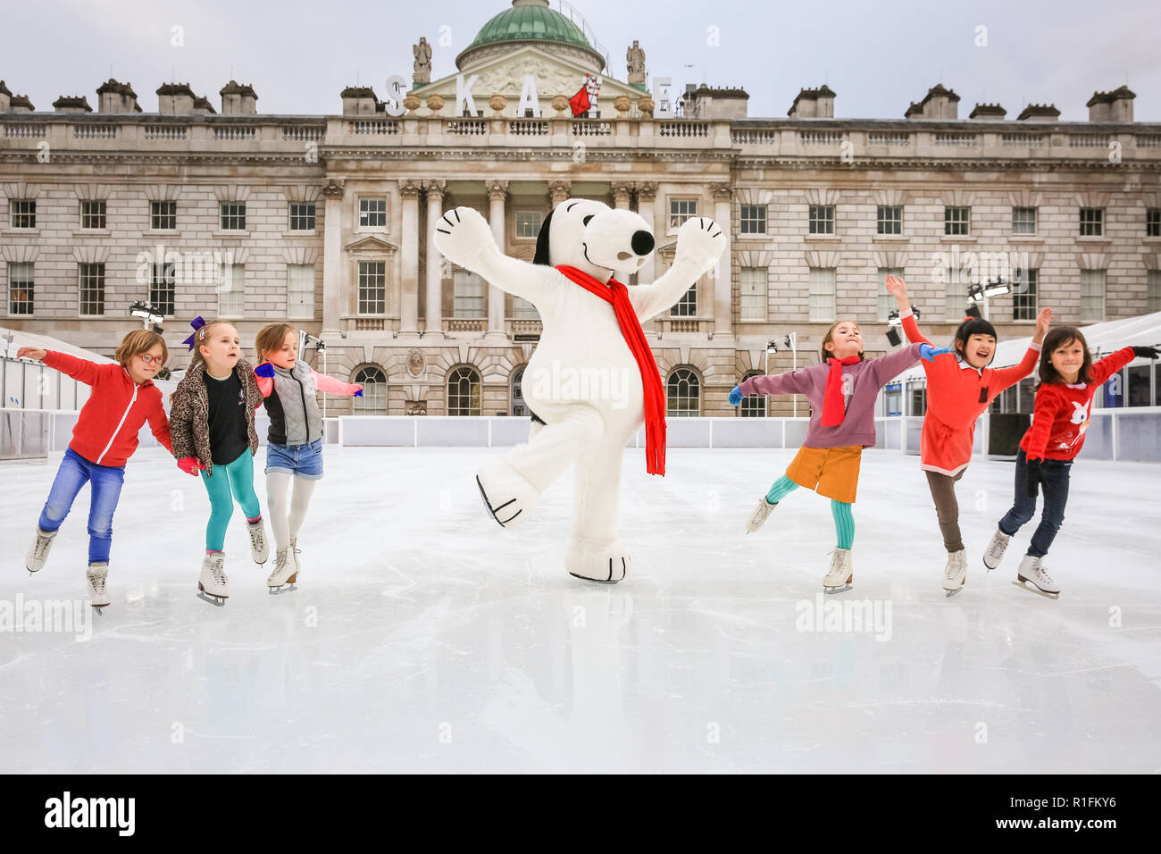 Somerset House, London, Großbritannien. 12 Nov, 2018. Snoopy, Charlie Brown's Beagle aus der Erdnüsse, verbindet junge Zukunft star Skater auf dem Eis die Öffnung der Skate im Somerset House mit Fortnum & Mason zu feiern, in der Londoner stilvolle Eisbahn. Die offizielle Snoopy von seinem Haus in Snoopy's Home Eis in Santa Rosa, Kalifornien geflogen ist, mit den Kindern in London zu skaten. Dies markiert auch die gleichzeitige Somerset House Ausstellung 'Gutes Leid - Charlie Brown" über die dauerhafte Leistung der Erdnüsse. Credit: Imageplotter Nachrichten und Sport/Alamy leben Nachrichten Stockfoto