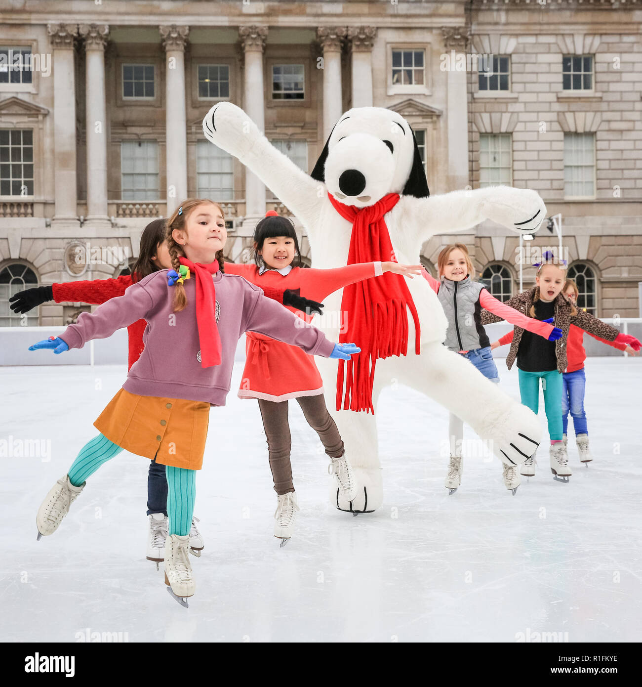 Somerset House, London, Großbritannien. 12 Nov, 2018. Snoopy, Charlie Brown's Beagle aus der Erdnüsse, verbindet junge Zukunft star Skater auf dem Eis die Öffnung der Skate im Somerset House mit Fortnum & Mason zu feiern, in der Londoner stilvolle Eisbahn. Die offizielle Snoopy von seinem Haus in Snoopy's Home Eis in Santa Rosa, Kalifornien geflogen ist, mit den Kindern in London zu skaten. Dies markiert auch die gleichzeitige Somerset House Ausstellung 'Gutes Leid - Charlie Brown" über die dauerhafte Leistung der Erdnüsse. Credit: Imageplotter Nachrichten und Sport/Alamy leben Nachrichten Stockfoto