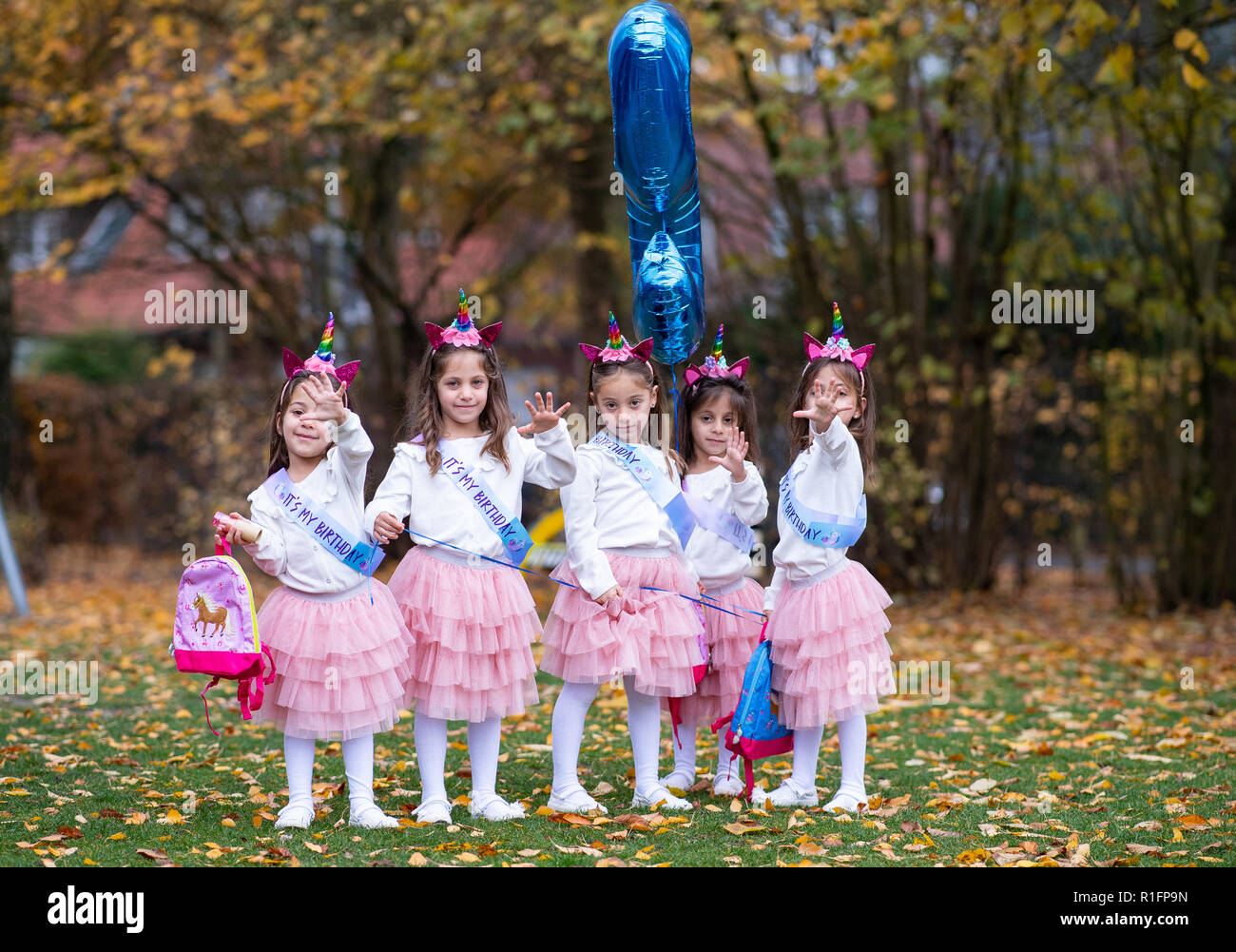 12. November 2018, Nordrhein-Westfalen, Münster: Die fünflinge Maria (L-R), Josefina, Evelyn, Justina und Melissia ihren fünften Geburtstag feiern und das Universitätsklinikum in Münster besuchen. Die Familie aus Gronau im Münsterland mit Maria, Melissia, Josefina, Justina, Elelyn und der Bruder drei Jahre älter erfüllt die Geburtshelfer, Krankenschwestern und andere Mitarbeiter der Klinik. Es gibt eine kleine Geburtstagsfeier in der Klinik Kindergarten. Foto: Guido Kirchner/dpa Stockfoto