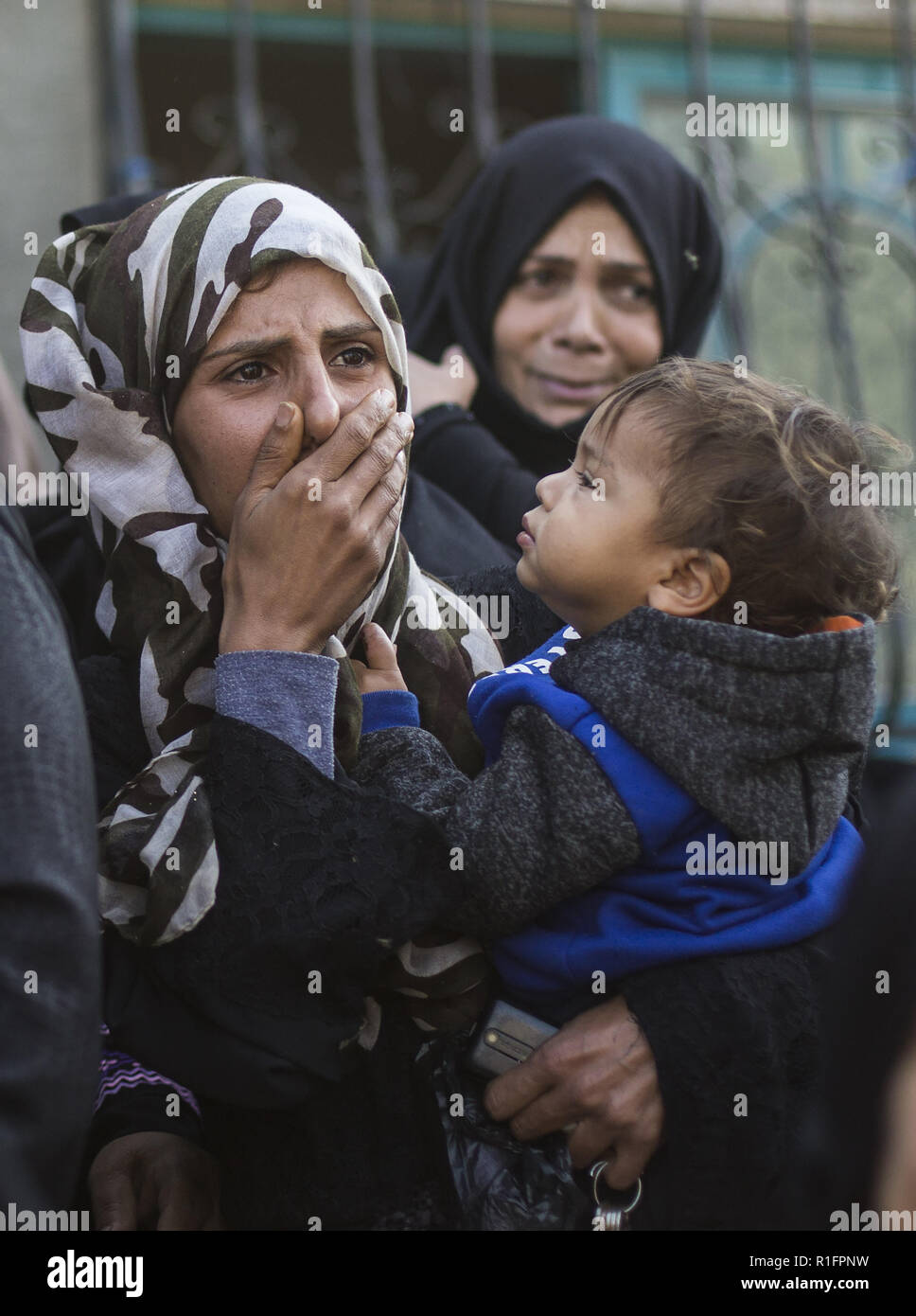 Gaza, Gaza, Palästina. 12 Nov, 2018. Die Angehörigen der palästinensischen Mostafa Hassan Abu Odeh, der in ein israelischer Luftangriff, trauern Während seiner Beerdigung getötet wurde, in Khan Younis im südlichen Gazastreifen November 12, 2018. Credit: Mahmoud Issa/Quds Net News/ZUMA Draht/Alamy leben Nachrichten Stockfoto