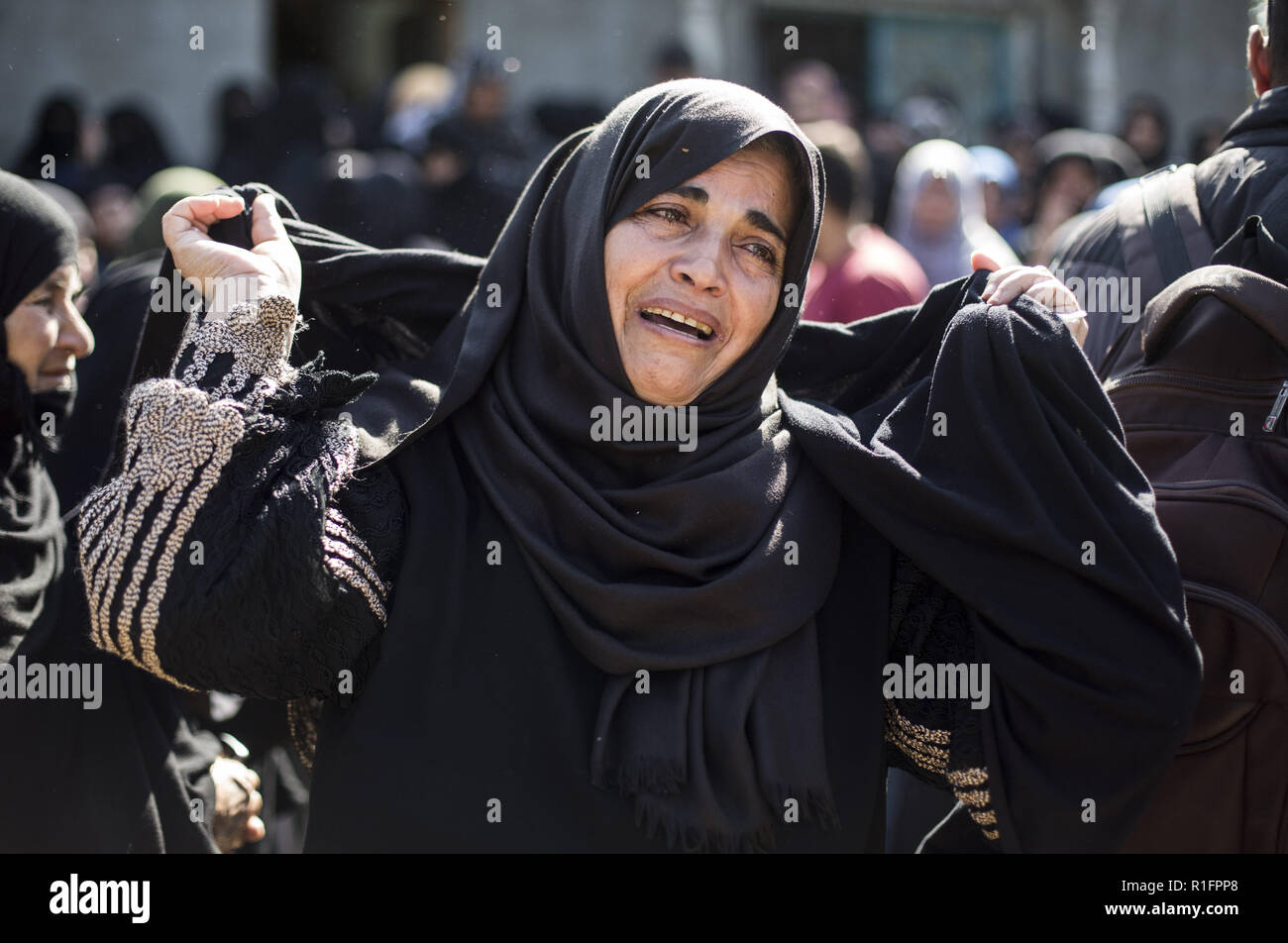 Gaza, Gaza, Palästina. 12 Nov, 2018. Die Angehörigen der palästinensischen Mostafa Hassan Abu Odeh, der in ein israelischer Luftangriff, trauern Während seiner Beerdigung getötet wurde, in Khan Younis im südlichen Gazastreifen November 12, 2018. Credit: Mahmoud Issa/Quds Net News/ZUMA Draht/Alamy leben Nachrichten Stockfoto