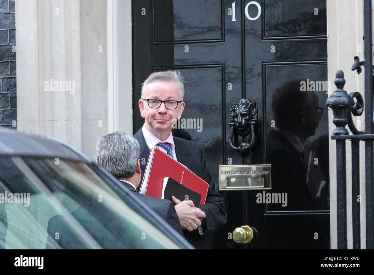 Downing Street, London, UK, 12. Nov 2018. Michael Gove, Staatssekretär für Umwelt, Ernährung und ländliche Angelegenheiten, Blätter Nr. 10, Downing Street. Die Minister haben in den Sitzungen des Tages am meisten unter Gerüchten, dass Brexit beschäftigen, die Verhandlungen in den nächsten 48 Stunden zu intensivieren, und vor einer Wahrscheinlichkeit der vollständigen Kabinettssitzung morgen Credit: Imageplotter Nachrichten und Sport/Alamy Leben Nachrichten. Stockfoto