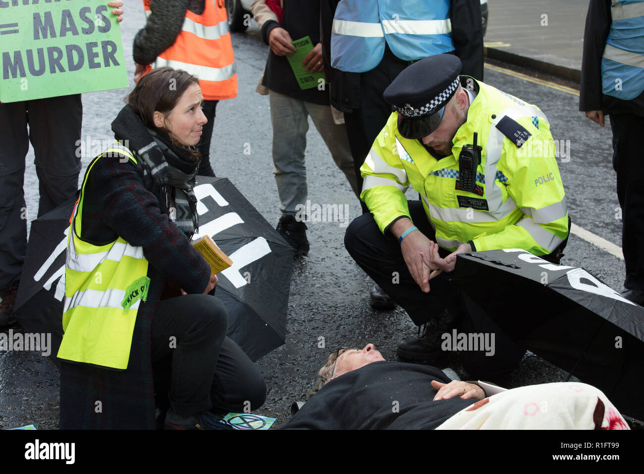 London, Großbritannien. 12. November 2018. Die Demonstranten vom Aussterben Rebellion Holding eine friedliche Demonstration vor dem Ministerium für Wirtschaft, Energie und industrielle Strategie. Die Polizei hat ein Teil der Victoria Street geschlossen. Eine protster Verlegung auf der Mitte der Straße wird erzählt von seiner Festnahme. Credit: Joe Kuis/Alamy leben Nachrichten Stockfoto