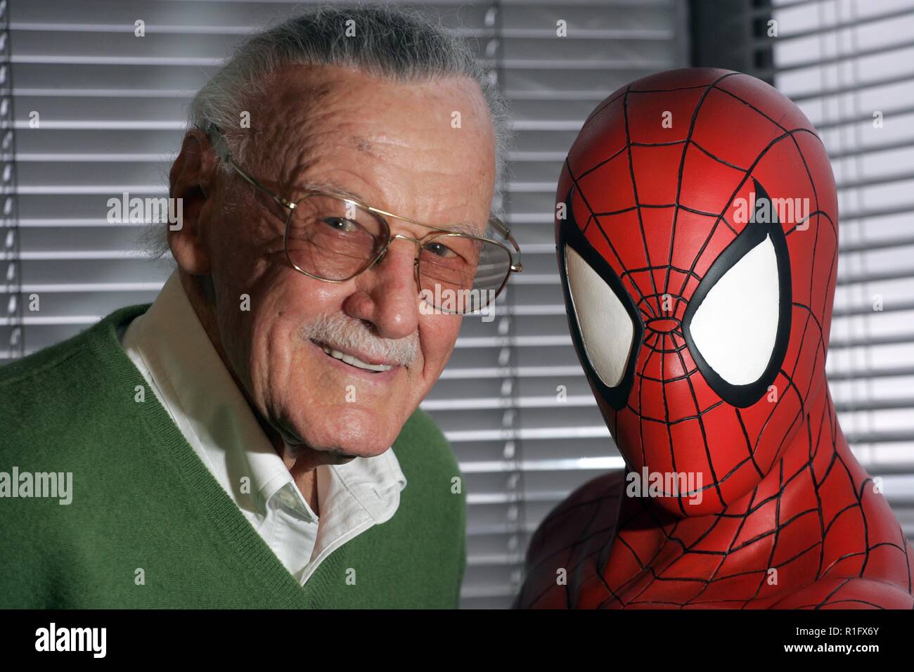 STAN LEE (Stanley Martin Lieber, Dezember 28, 1922 - November 12, 2018 geboren) war ein US-amerikanischer Comiczeichner Schriftsteller, Redakteur und Herausgeber. Er war Chefredakteur von Marvel Comics, später ihr Herausgeber und Vorsitzender, führt seine Expansion von einer kleinen Abteilung von einem Verlag zu einem großen multimedia Corporation. Er Co-erstellt fiktionale Charaktere wie Spider-Man, Hulk, Doktor Seltsam, die Fantastischen Vier, Daredevil, Black Panther, die X-Men, Ant-Man, Iron Man, und Thor. Im Bild: April 23, 2012 - Los Angeles, Kalifornien, USA - STAN LEE, ein amerikanischer Comicautor, Editor, Schauspieler, Produ Stockfoto
