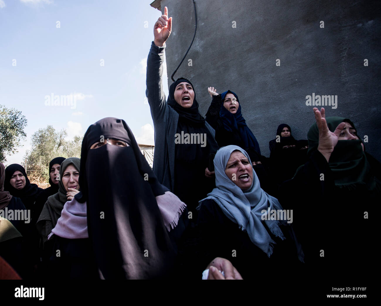 Gaza, Palästina. 12. Nov 2018. Die Angehörigen der palästinensischen Mostafa Hassan Abu Odeh, der in ein israelischer Luftangriff, trauern Während seiner Beerdigung getötet wurde, in Khan Younis. Credit: SOPA Images Limited/Alamy leben Nachrichten Stockfoto