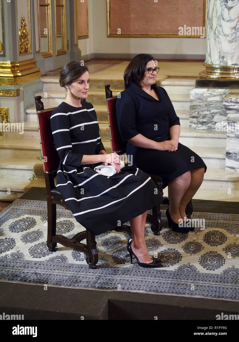 Lima, Peru. 12. Nov 2018. Queen Letizia von Spanien (L) und peruanischen First Lady Maribel Diaz an der peruanischen Regierung Palast zu sitzen. Die spanischen Royals kamen nach Peru zu einem dreitägigen Staatsbesuch Vereinbarungen zu unterzeichnen und zu dehnen. Credit: Fotoholica Presse Agentur/Alamy leben Nachrichten Stockfoto