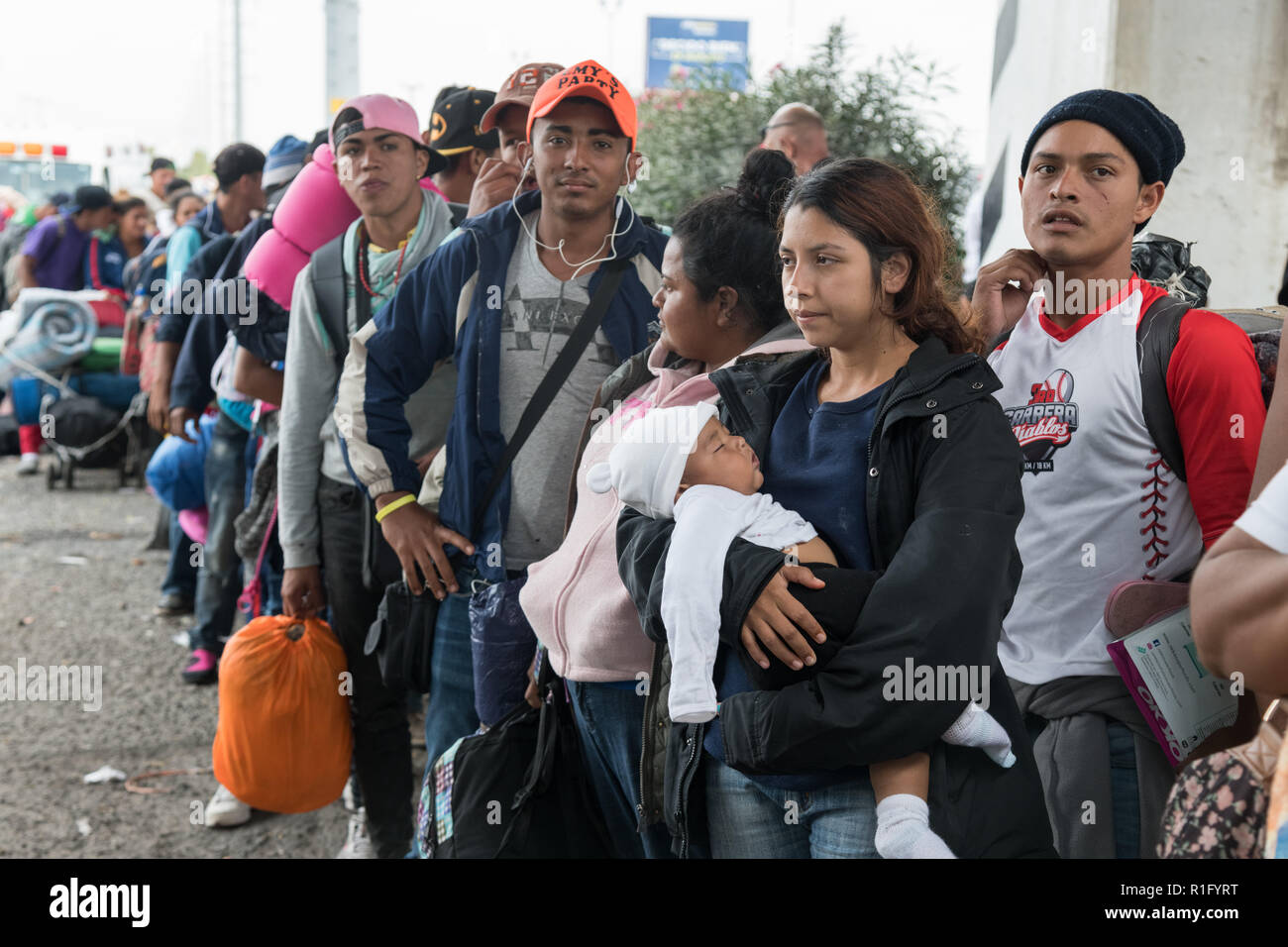 Guanajuato, Guanajuato, Mexiko. 12. Nov 2018. Honduranische Flüchtlinge mit den Zentralamerikanischen Migrantinnen Karawane warten in der Linie für eine Fahrt unter einer Autobahnbrücke die Reise nach Nordwesten in Richtung der US-amerikanischen Grenze November 12, 2018 in Guanajuato, Guanajuato, Mexiko. Die Karawane wurde auf der Straße für ein Monat ist auf halbem Weg entlang ihrer Reise nach Tijuana. Credit: Planetpix/Alamy leben Nachrichten Stockfoto