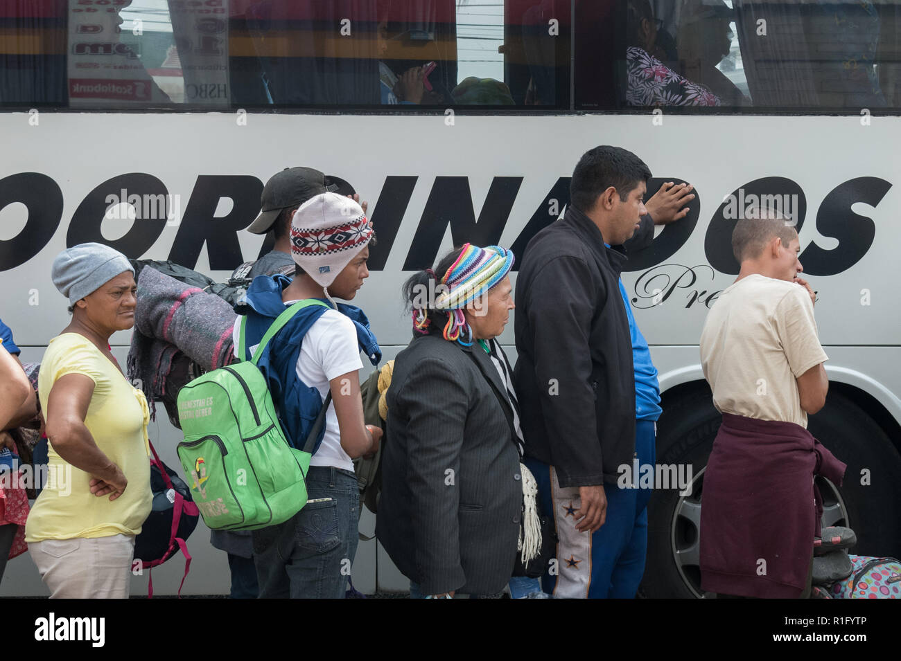 Guanajuato, Guanajuato, Mexiko. 12. Nov 2018. Honduranische Flüchtlinge mit den Zentralamerikanischen Migrantinnen Karawane Line Up mit dem Bus nach Richtung Nordwesten nach der US-Grenze November 12, 2018 in Guanajuato, Guanajuato, Mexiko. Die Karawane wurde auf der Straße für ein Monat ist auf halbem Weg entlang ihrer Reise nach Tijuana. Credit: Planetpix/Alamy leben Nachrichten Stockfoto