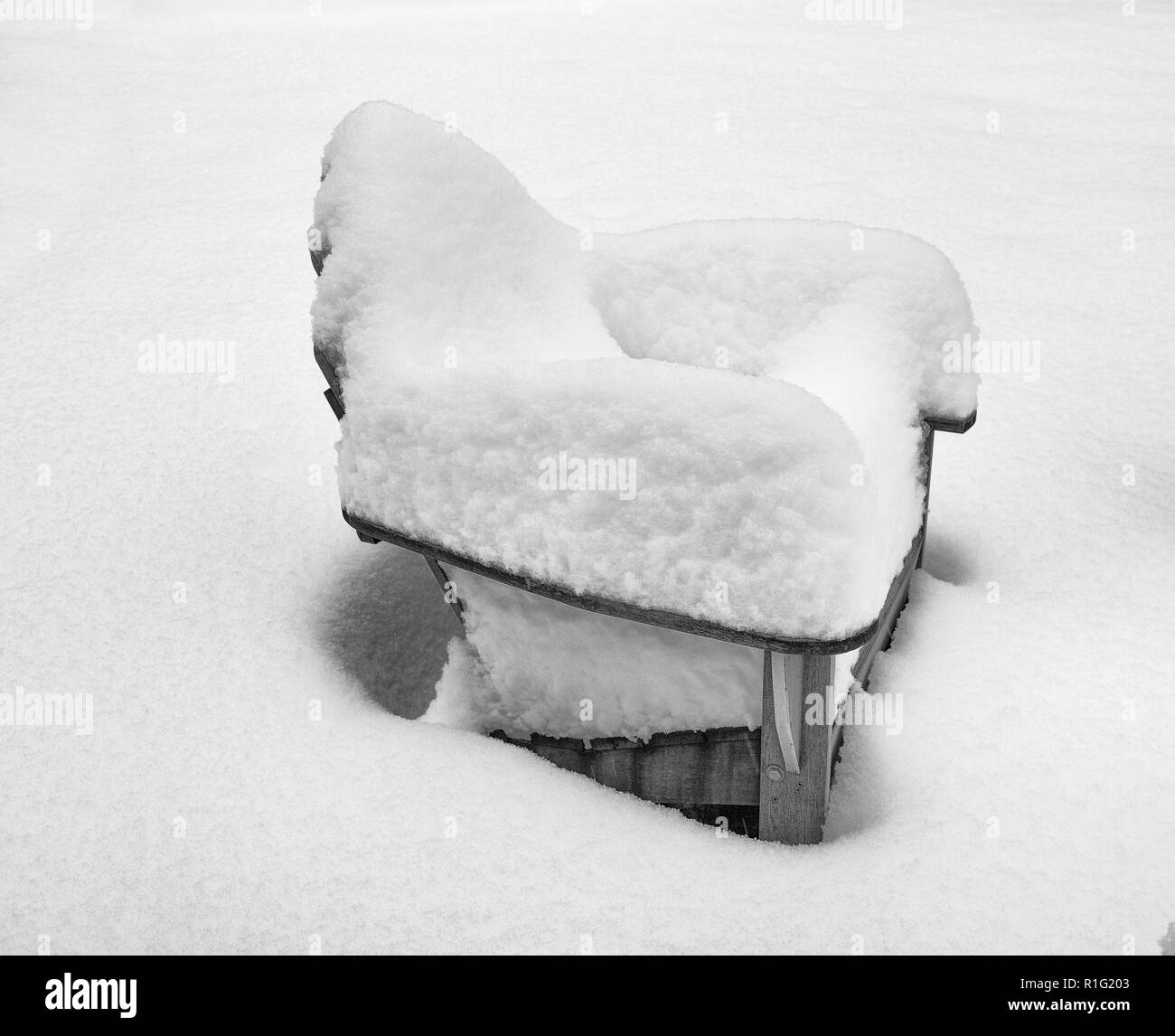 Adirondack Rasenstuhl frisch verschneite Wintersturm. Stockfoto