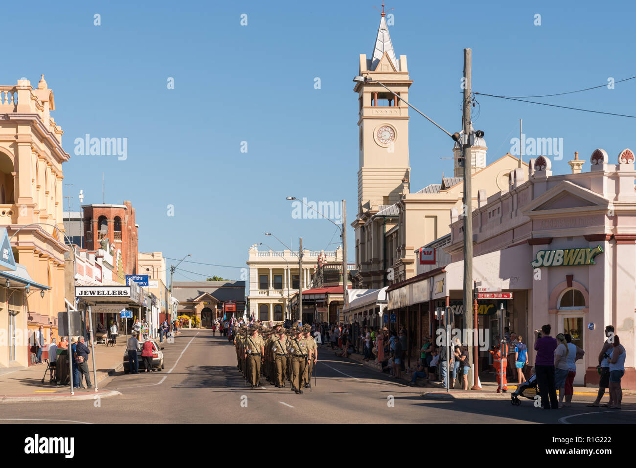 Soldaten führen den Anzac Day marsch in Charters Towers, Queensland, Australien Stockfoto