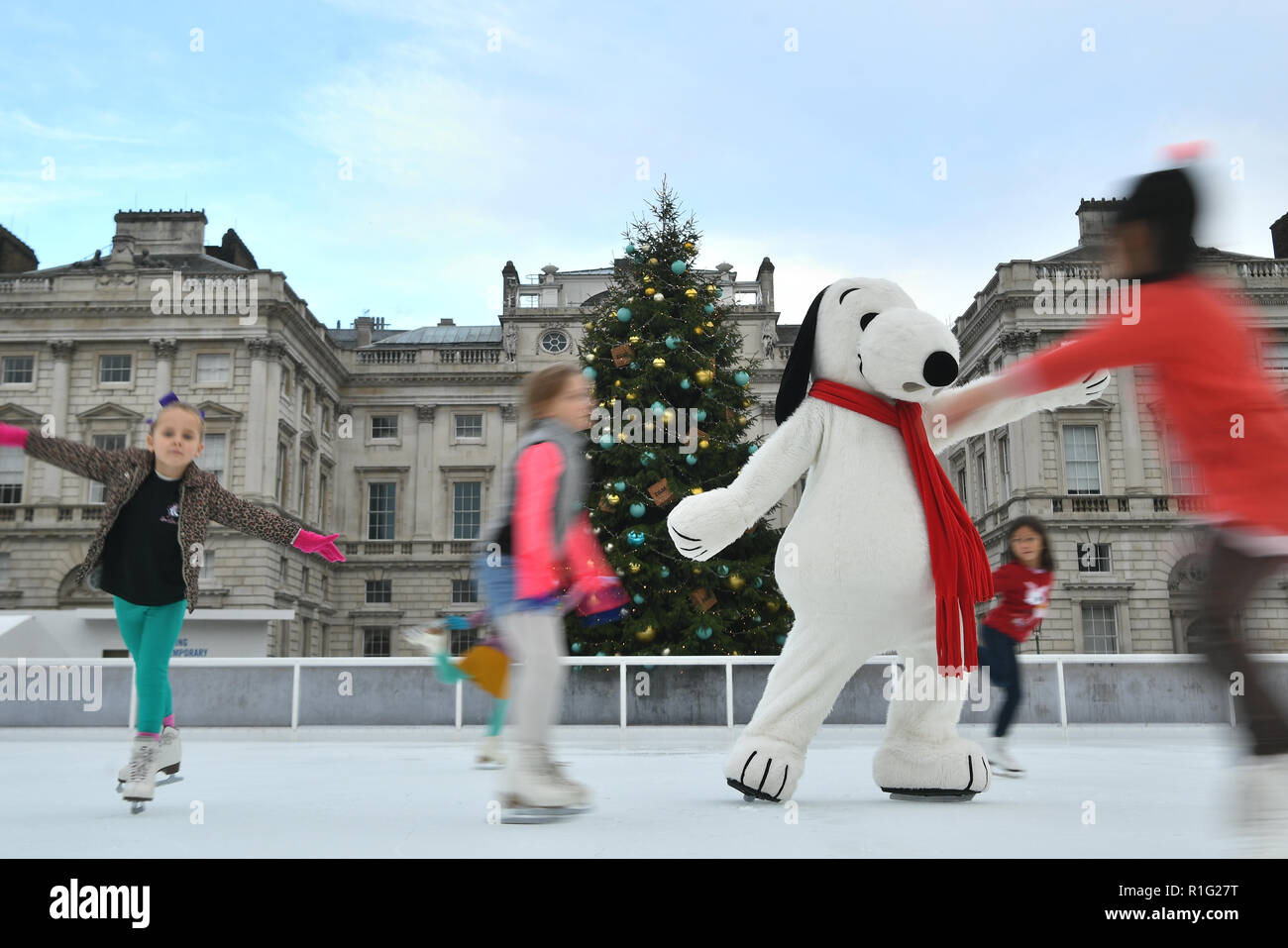 Die Skater werden von Snoopy auf der Eisbahn im Somerset House in London verbunden, während der Start der Skate im Somerset House. Der Veranstaltungsort ist Hosting eine Ausstellung mit dem Titel Gute Trauer, Charlie Brown! Feiern Snoopy und die dauerhafte Erdnuss. Stockfoto