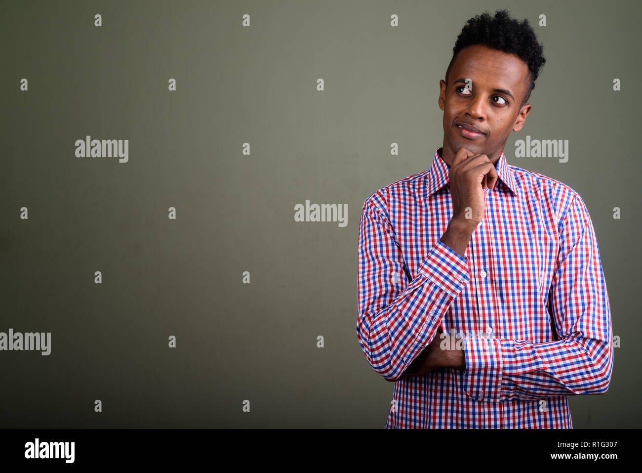 Junge schöne afrikanische Unternehmer gegen farbigen Hintergrund Stockfoto