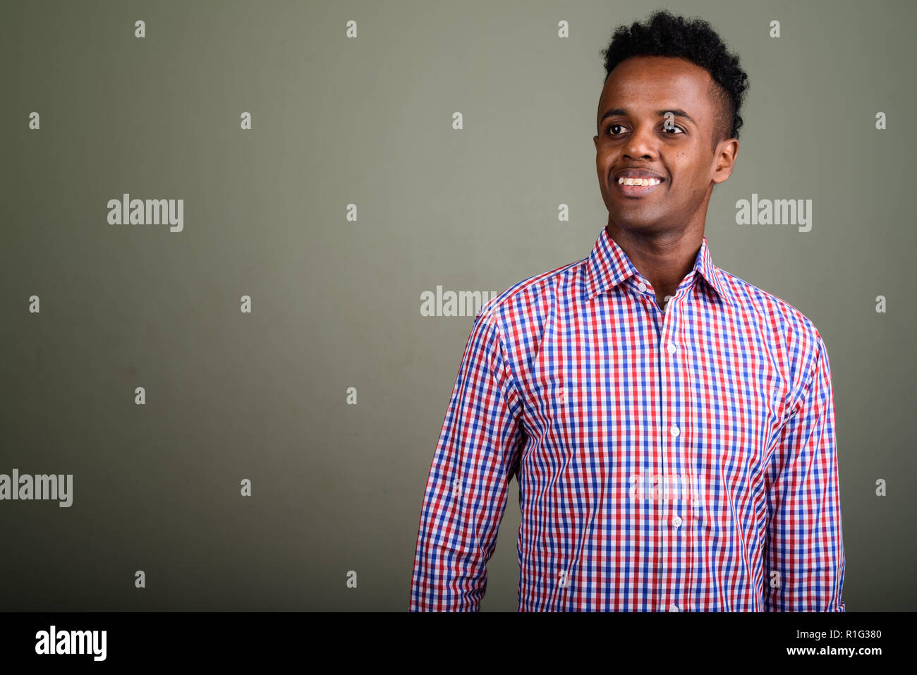 Junge schöne afrikanische Unternehmer gegen farbigen Hintergrund Stockfoto