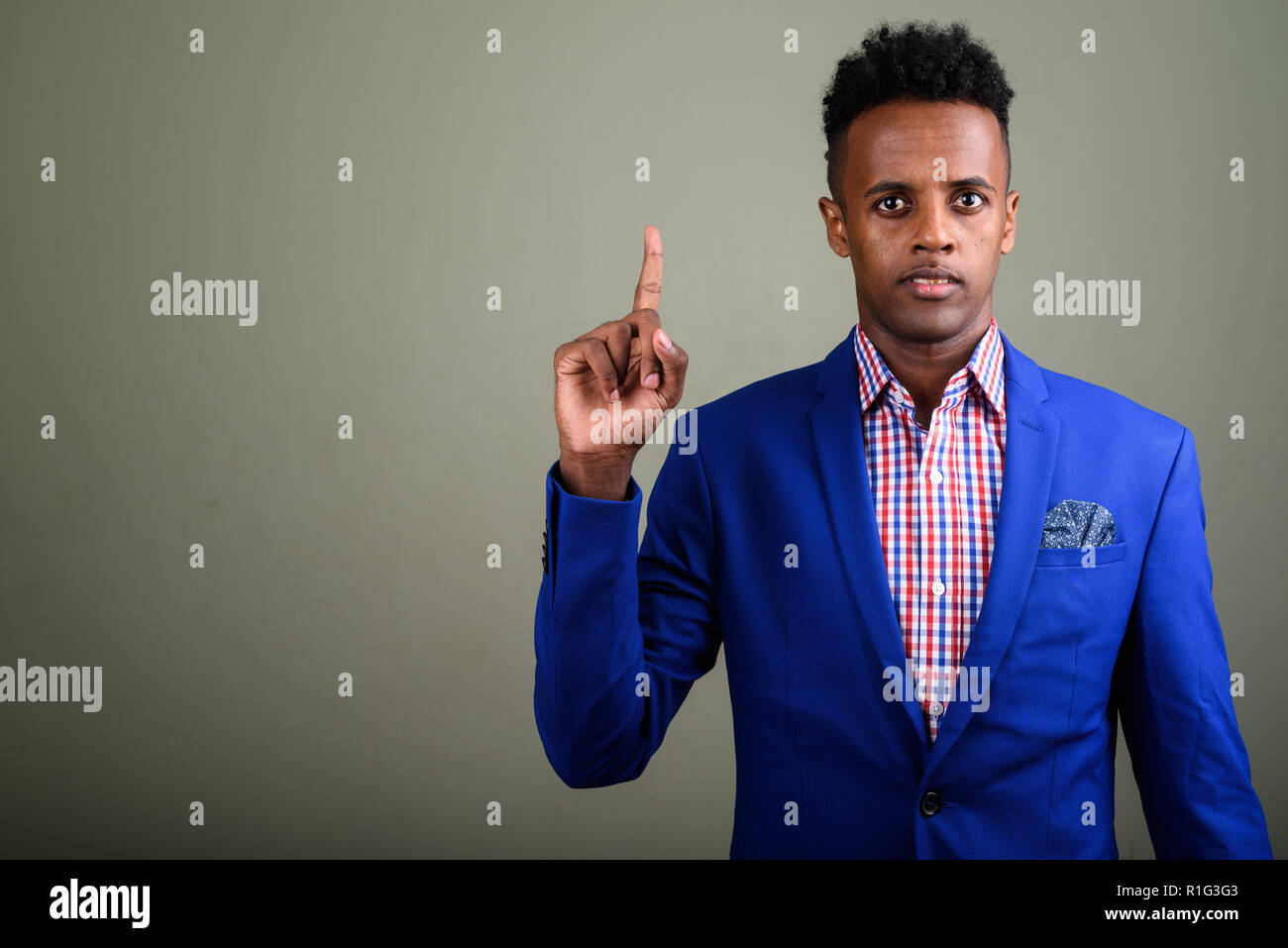 Junge schöne afrikanische Unternehmer tragen Klage gegen Farbige Stockfoto