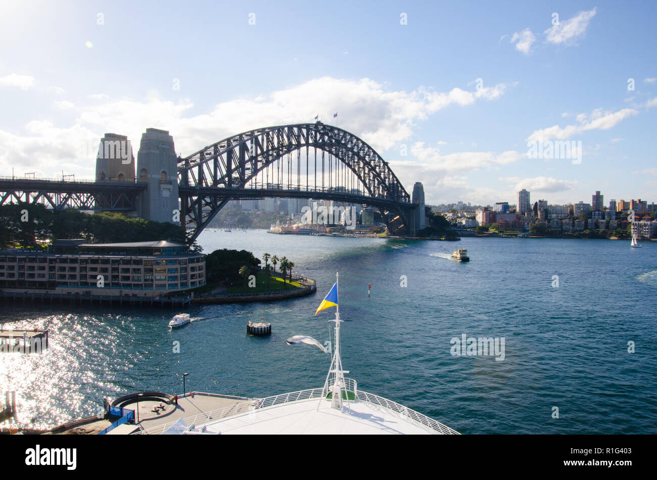 Blick über den Hafen von Sydney in Richtung Sydney Harbour Bridge vom Deck eines Kreuzfahrtschiffes angedockt an der Overseas Passenger Terminal am Circular Quay. Stockfoto