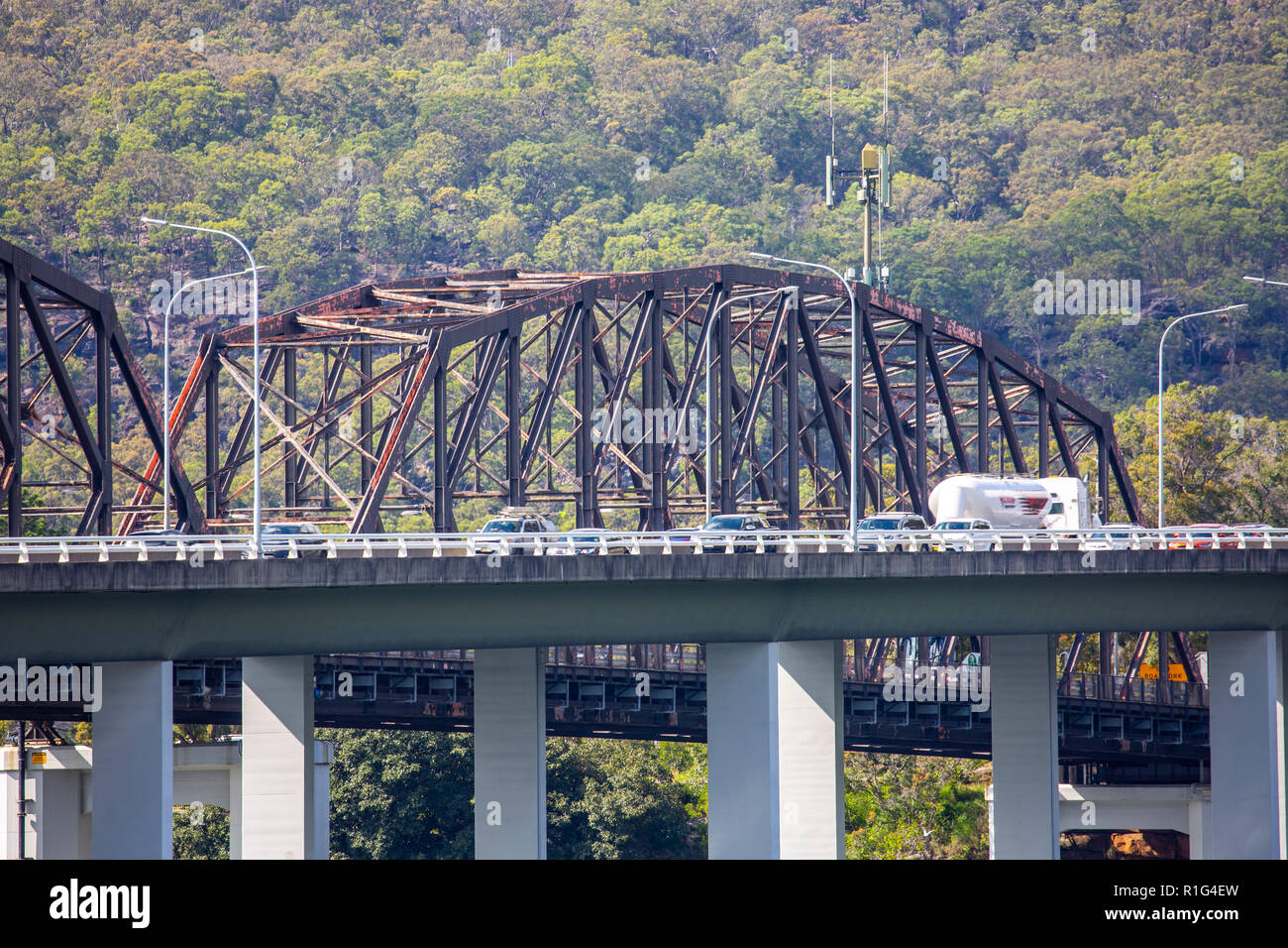 Die Stahltraversen-Fährbrücke wurde 1945 an der Betonbrücke Brooklyn bei Mooney Mooney nördlich von Sydney an der pacific Highway Road gebaut Stockfoto