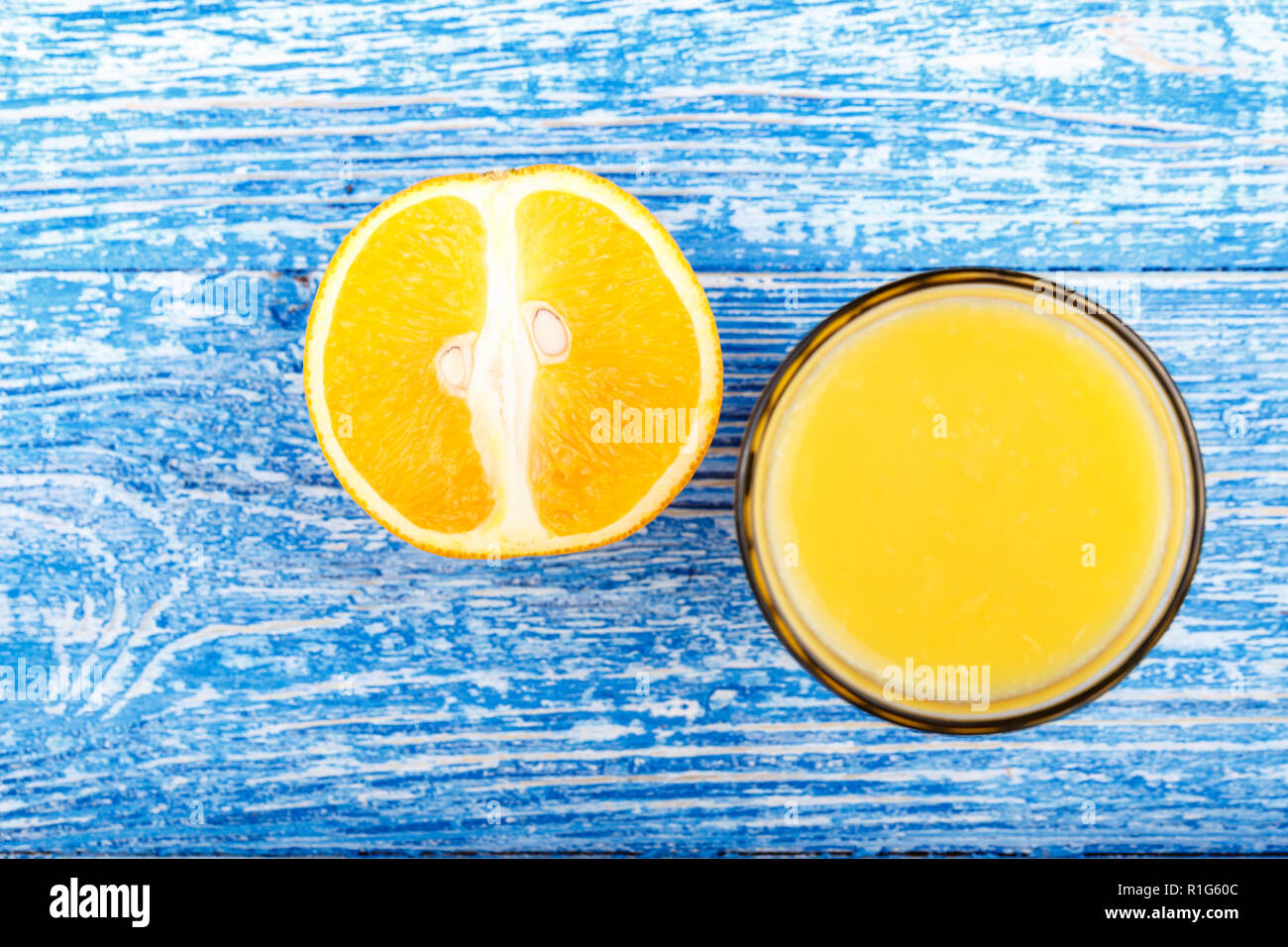 Orange frisches Obst und Orangen auf einem Holztisch. Platz für Text Stockfoto