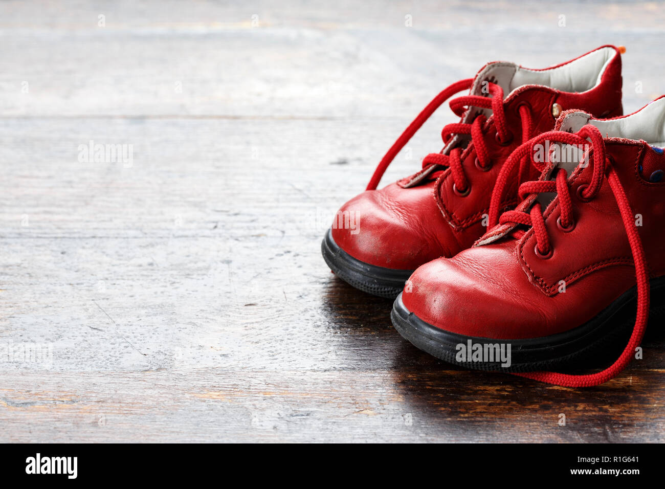 Abgenutzte Baby rot Leder Schuhe. Kleine Herbst Baby Schuhe Stockfotografie  - Alamy