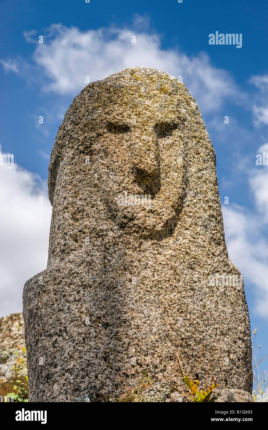 Menhir, megalithische, Bronzezeit, antropomorphic Denkmal in Filitosa prähistorische Stätte, archäologische Stätte in der Nähe von Dorf Filitosa, Korsika, Frankreich Stockfoto