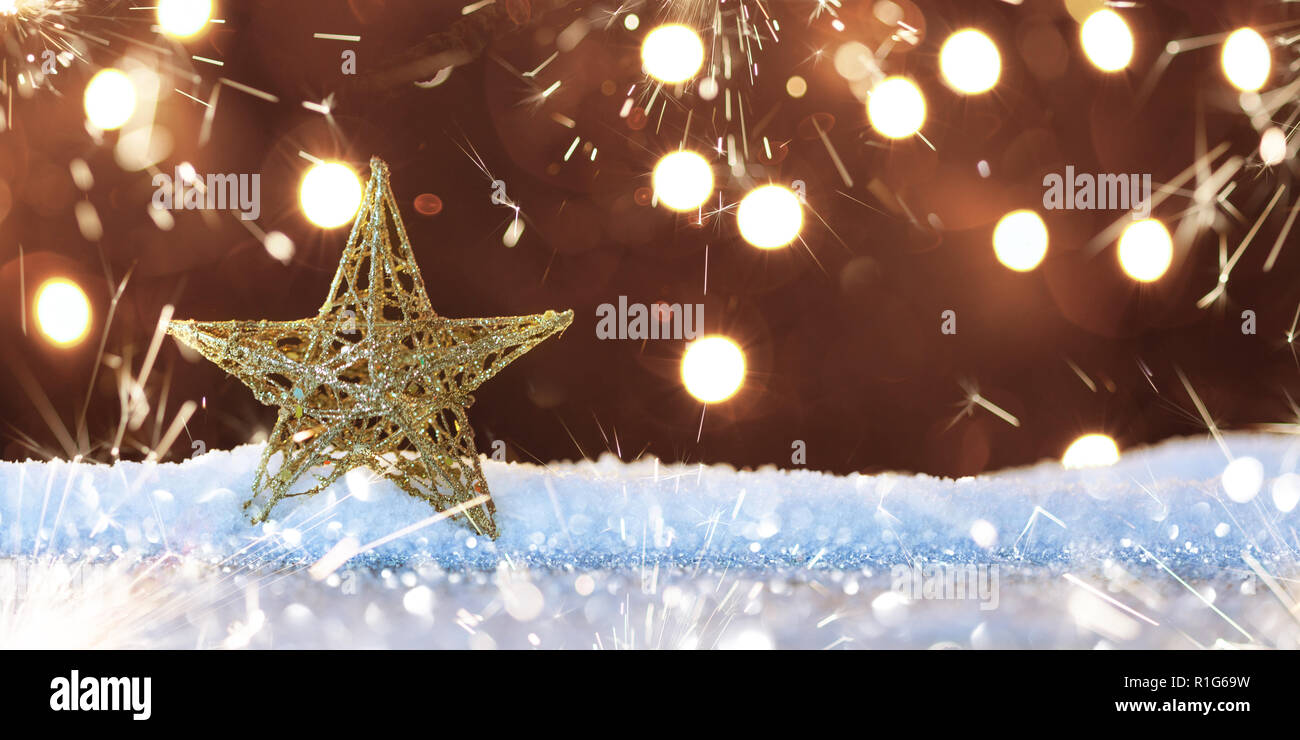 Christmas Star auf Schnee mit magische Lichter Stockfoto