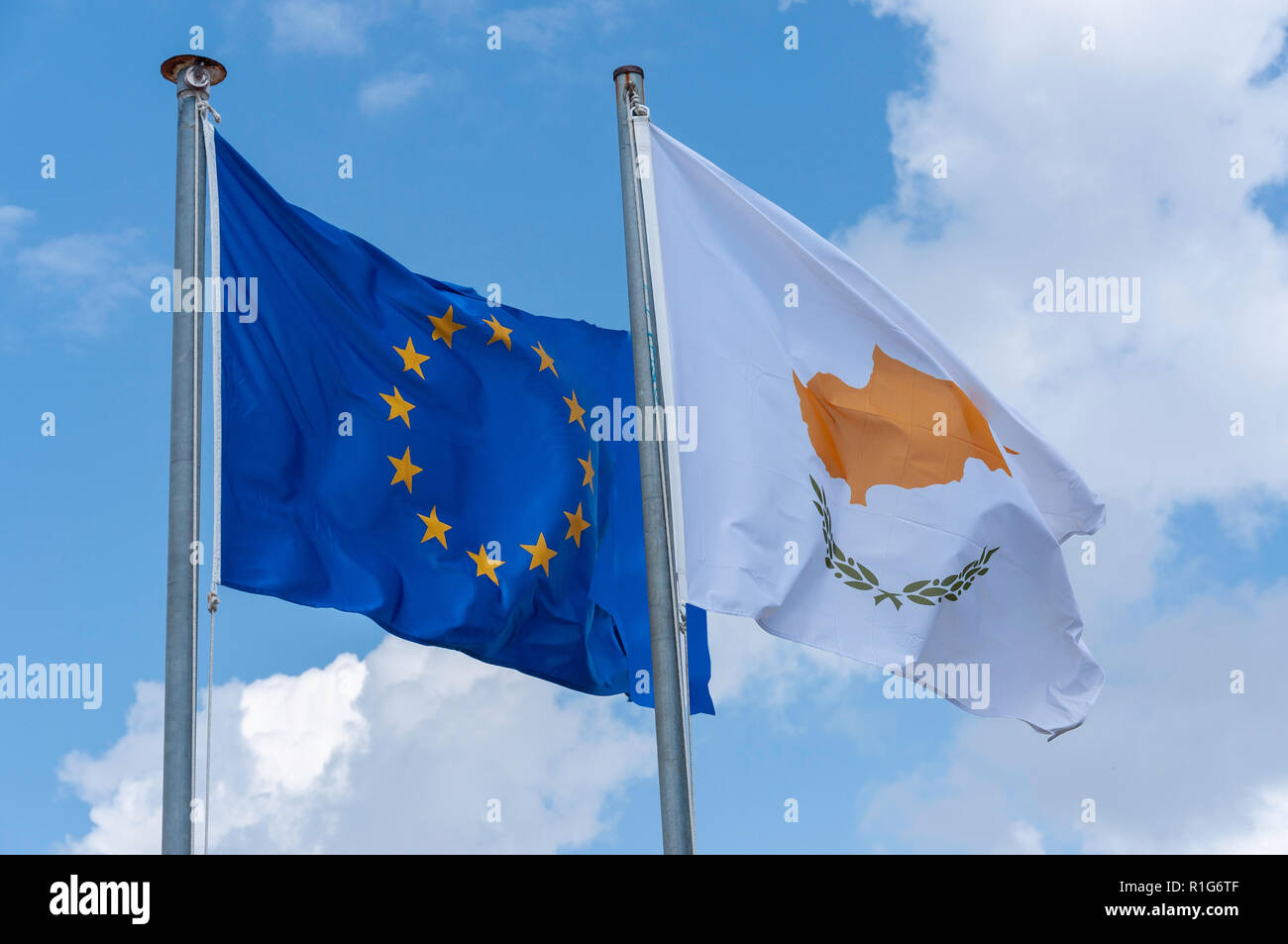 Die Europäische Union und Zypern Flagge am Fahnenmast, Kouklia, Pafos Bezirk, Republik Zypern Stockfoto