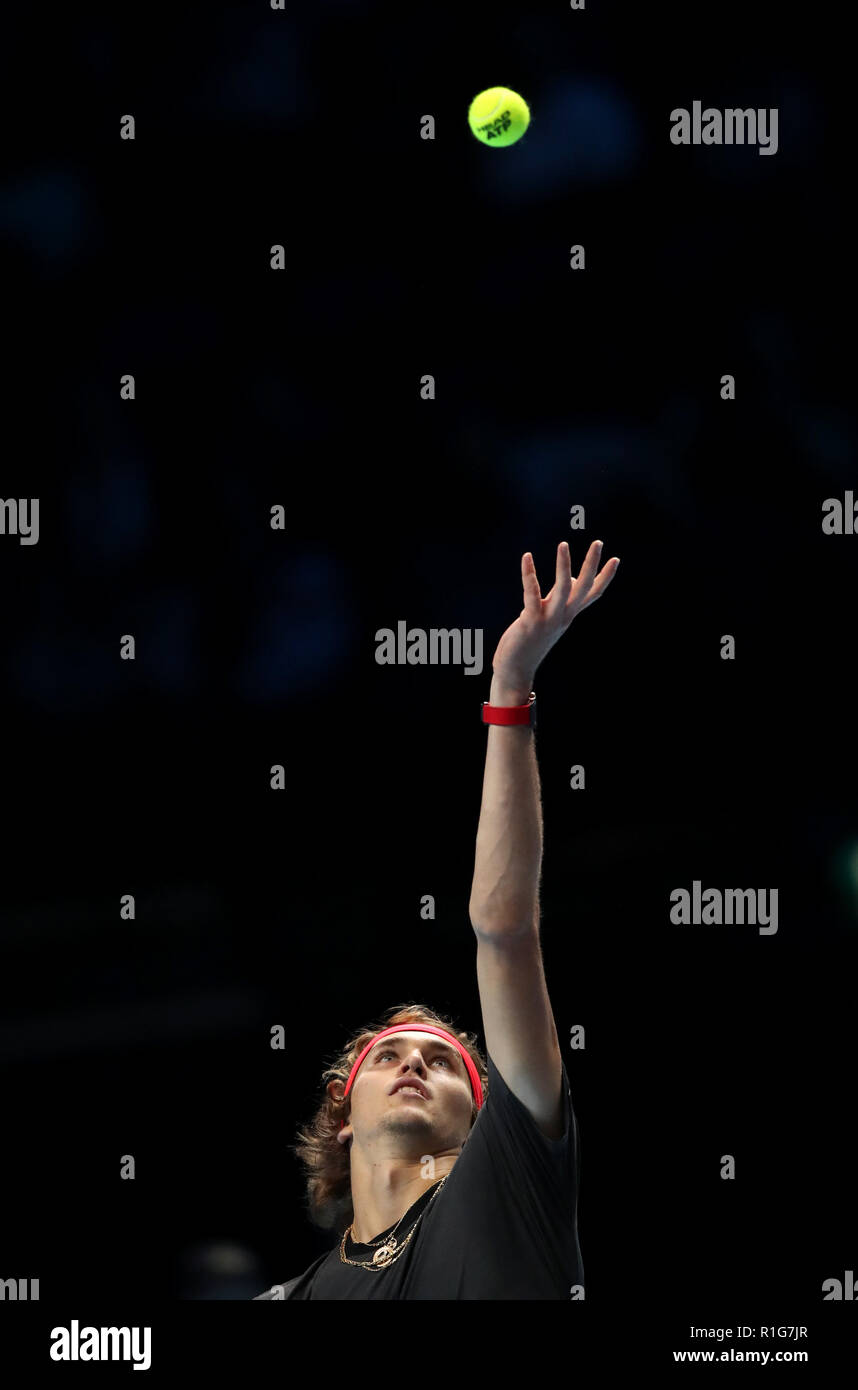 Deutschlands Alexander Zverev im Einzel der Männer während der Tag zwei Der Nitto ATP-Finale in der O2 Arena in London. Stockfoto