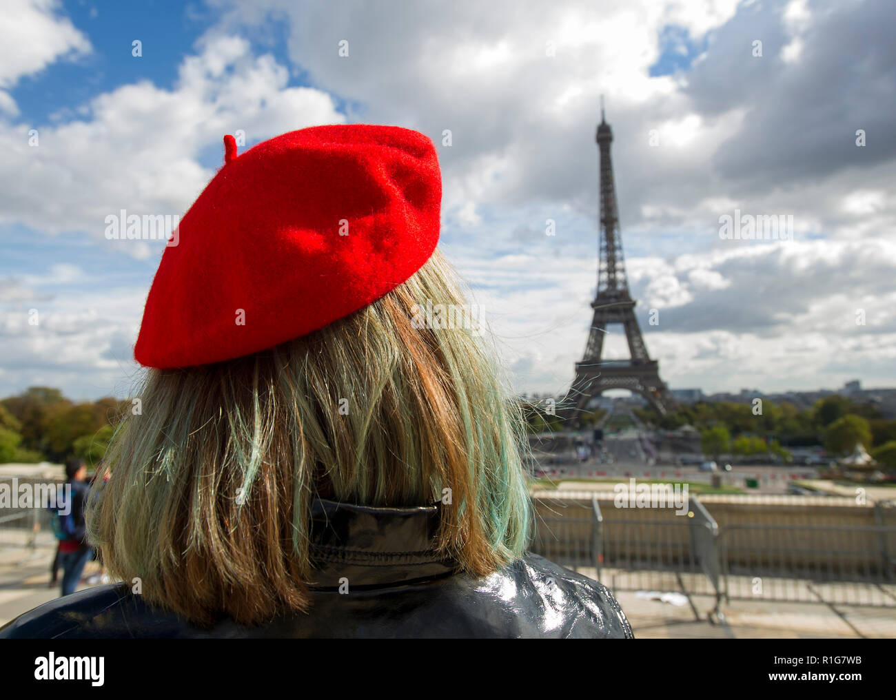 Touristen, die sich in der Place du Trocadéro mit Blick auf den Eiffelturm, Paris, Frankreich Stockfoto