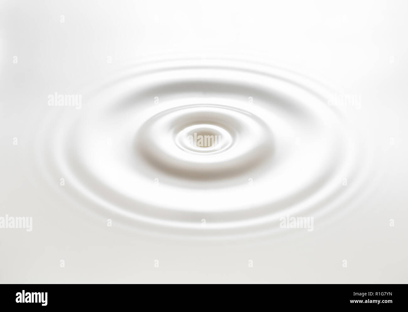 Weiße Flüssigkeit mit Kreis Welligkeit Stockfoto
