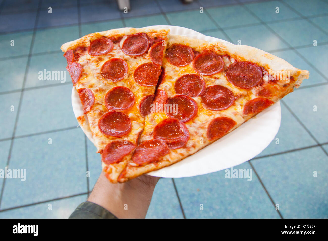 New York Pizza Eating Stockfotos Und Bilder Kaufen Alamy