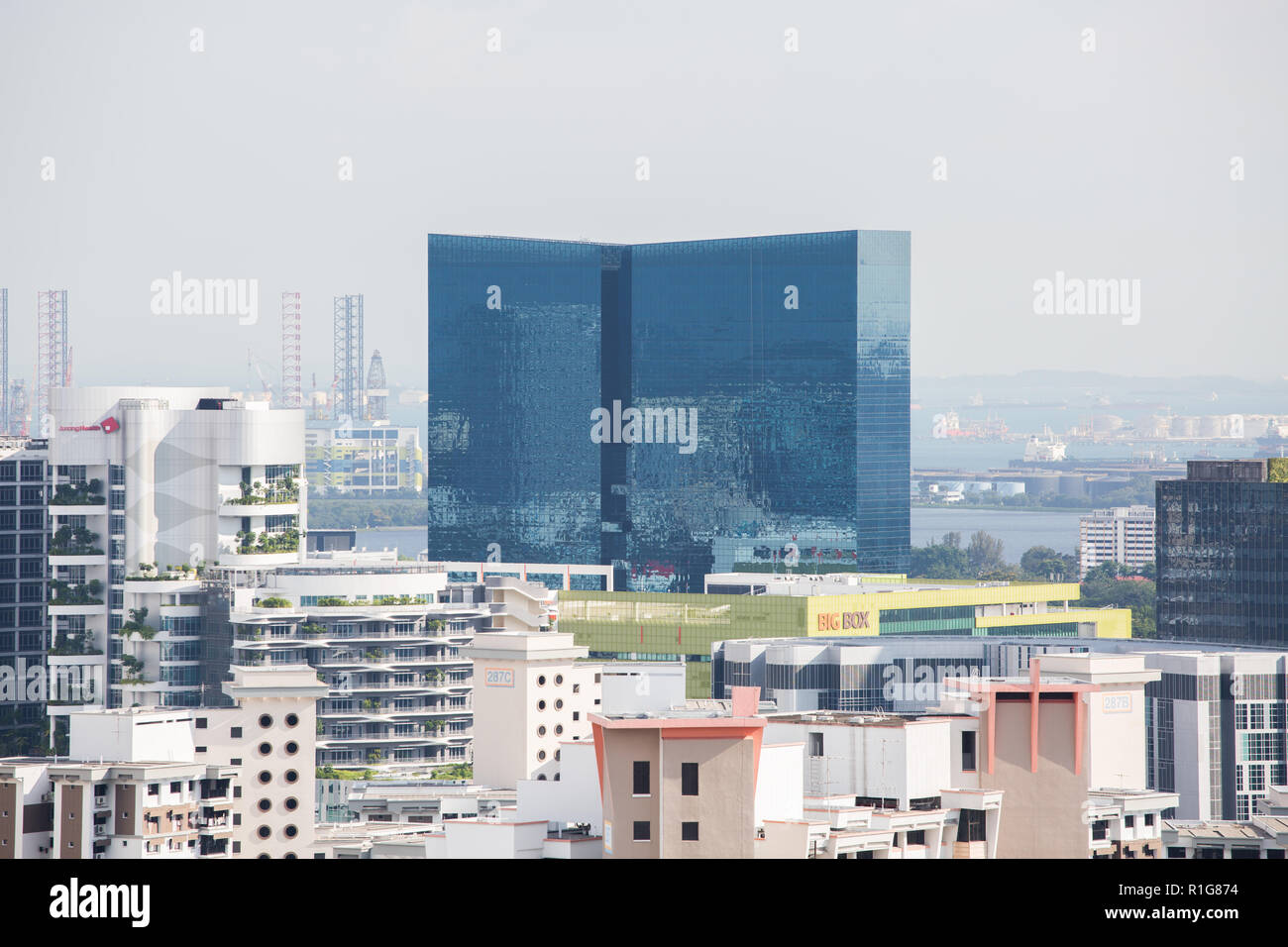 Vision Exchange ist eine gemischte Entwicklung, elegante Fassade, um den Himmel zu reflektieren, befindet sich im westlichen Teil von Singapur. Stockfoto