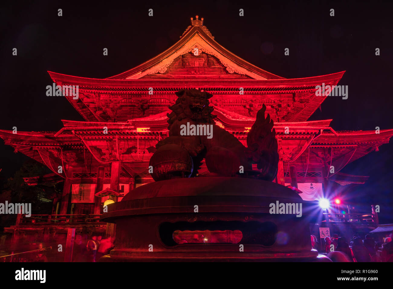Nagano, Japan 02-08-2018 Zenkoji Tempel illuminted der Jahrestag der Olympischen Winterspiele 1998 in Nagano zu gedenken. Stockfoto