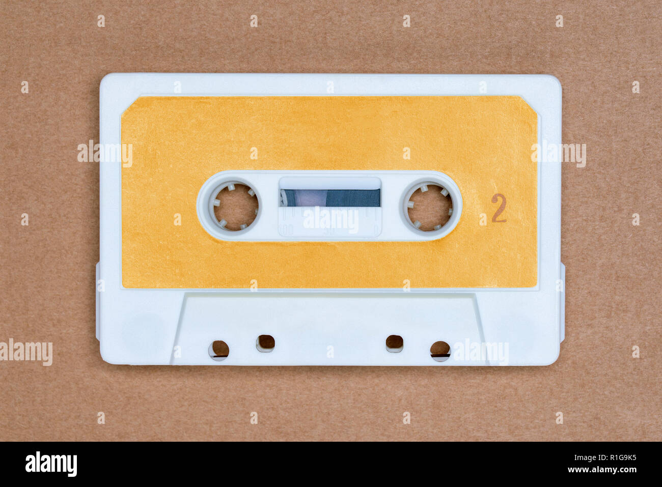 Retro white Audio Tape mit gelbem Etikett auf braunen Hintergrund. Seite 2 Stockfoto