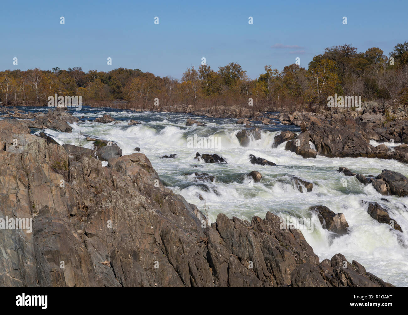 Schnell fließendem Wasser entlang des Potomac River in der Great Falls State Park in Virginia, USA Stockfoto