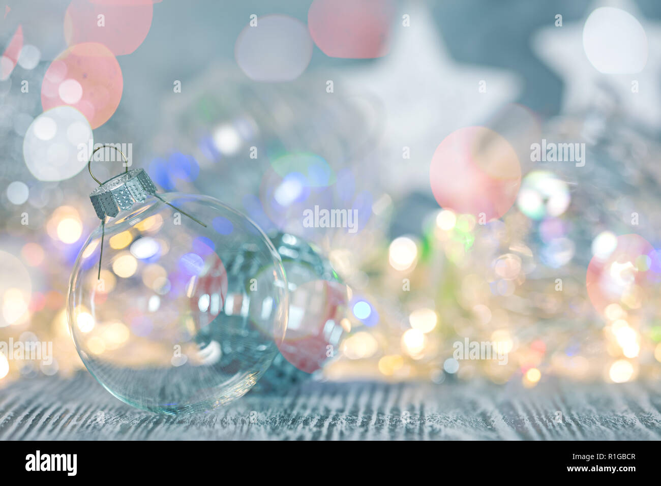 Weihnachten dekorativen Kugeln aus Glas gegen verwackelte glühende Holiday Lights Stockfoto