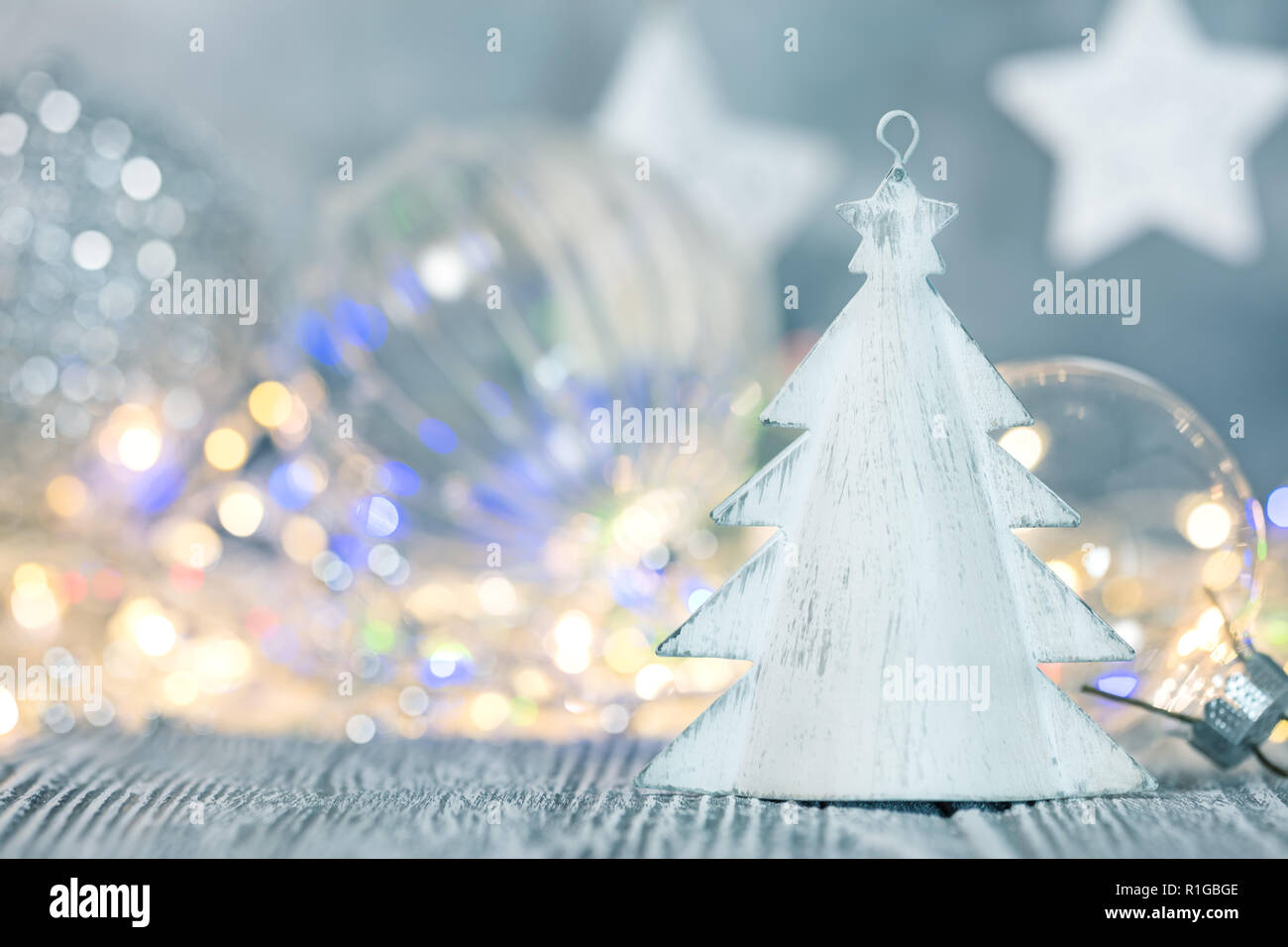 Winter Urlaub Dekor Konzept. Unscharfe Girlande Lichter und Weihnachten Dekorationen Stockfoto