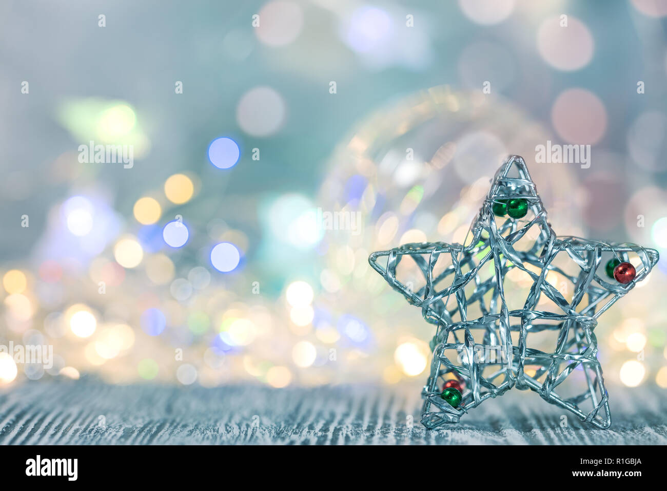Handmade christmas Silver Star Dekoration auf Bokeh glänzende Lichter Hintergrund Stockfoto