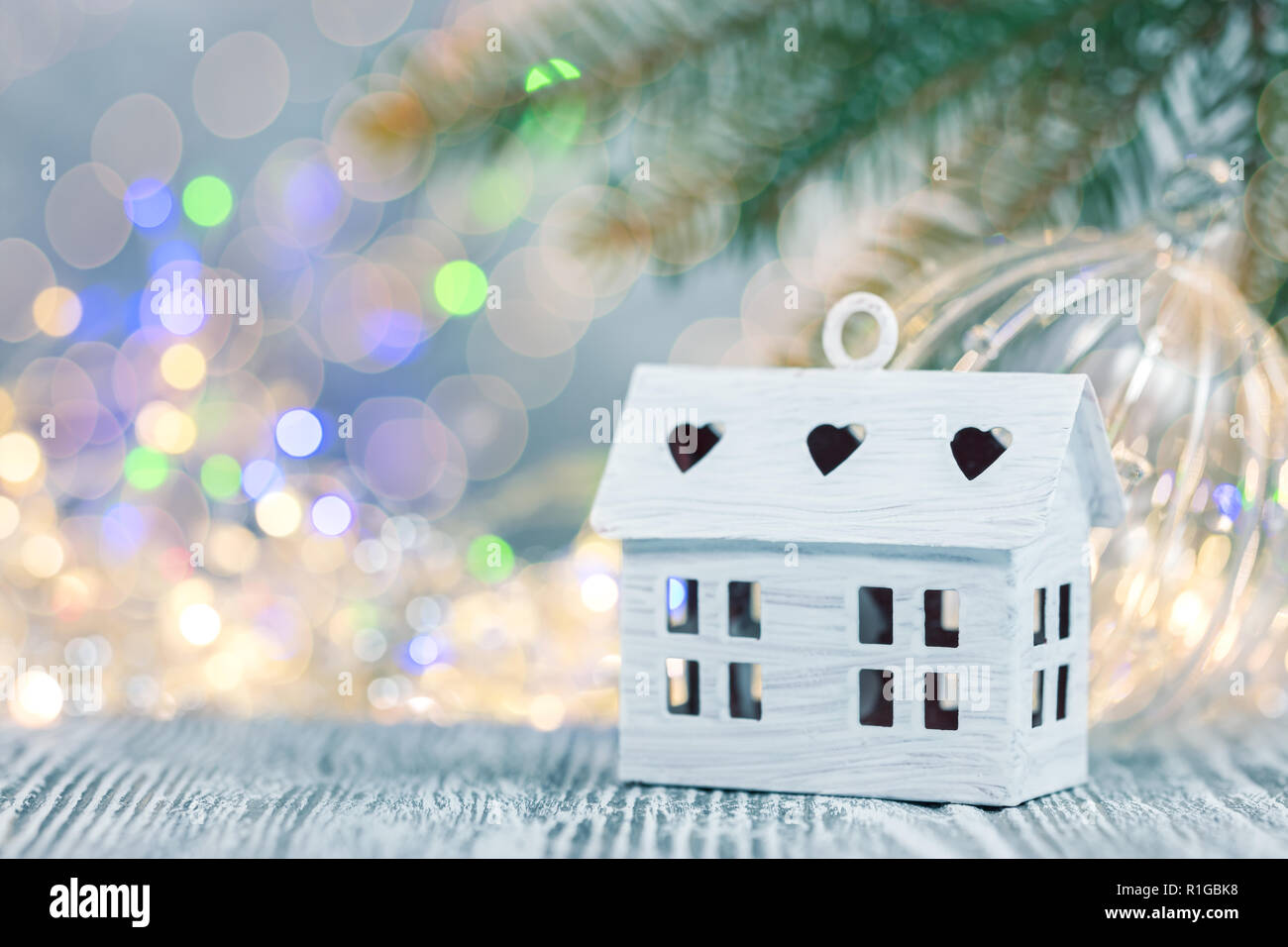 Weihnachten Urlaub Dekorationen auf Defokussierten winter Hintergrund mit Lichtern und Fir Tree Branch Stockfoto