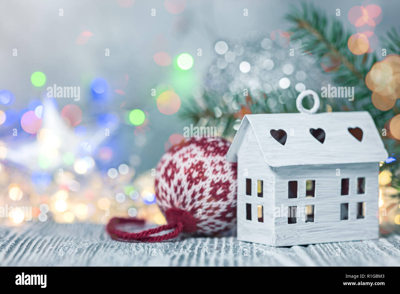 Helle Weihnachtsbeleuchtung defokussiertem Hintergrund mit Winter Urlaub Dekorationen Stockfoto