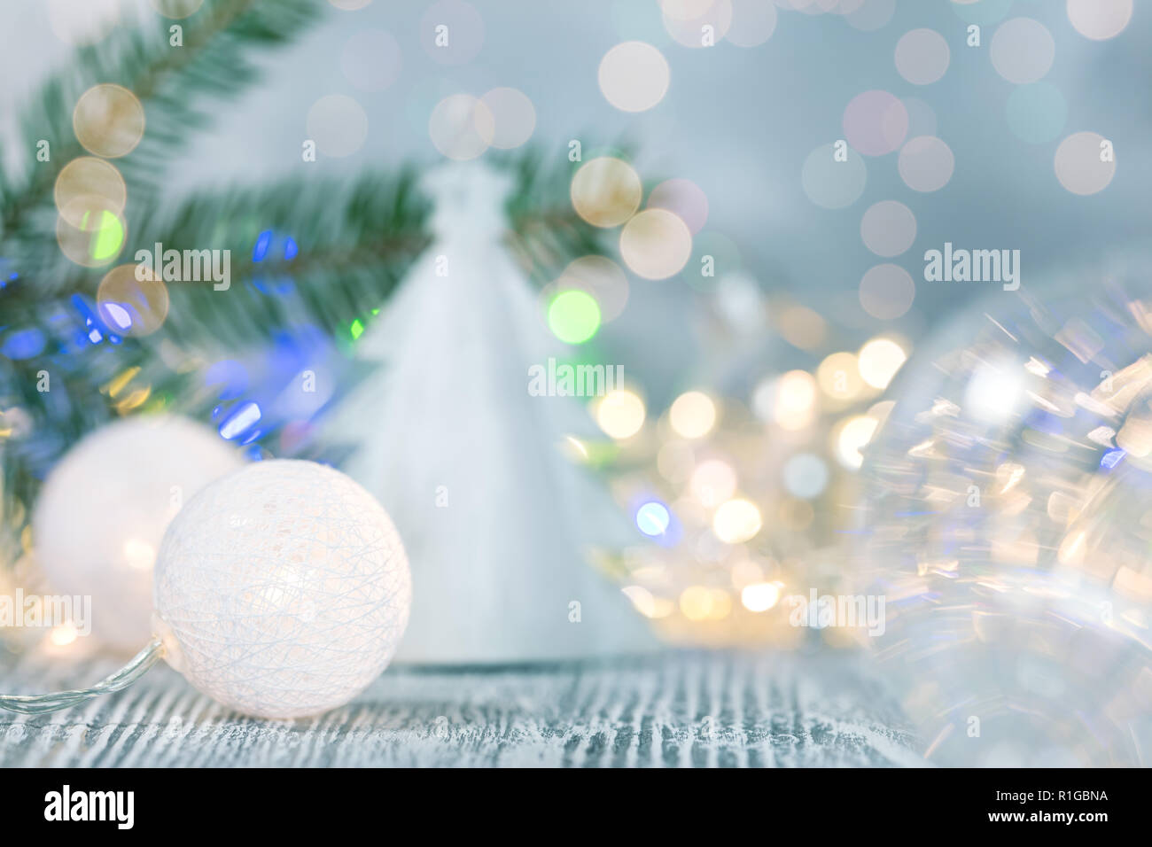 Weihnachtsbaum dekorative Kugeln auf unscharfen Winter festliche Hintergrund Stockfoto
