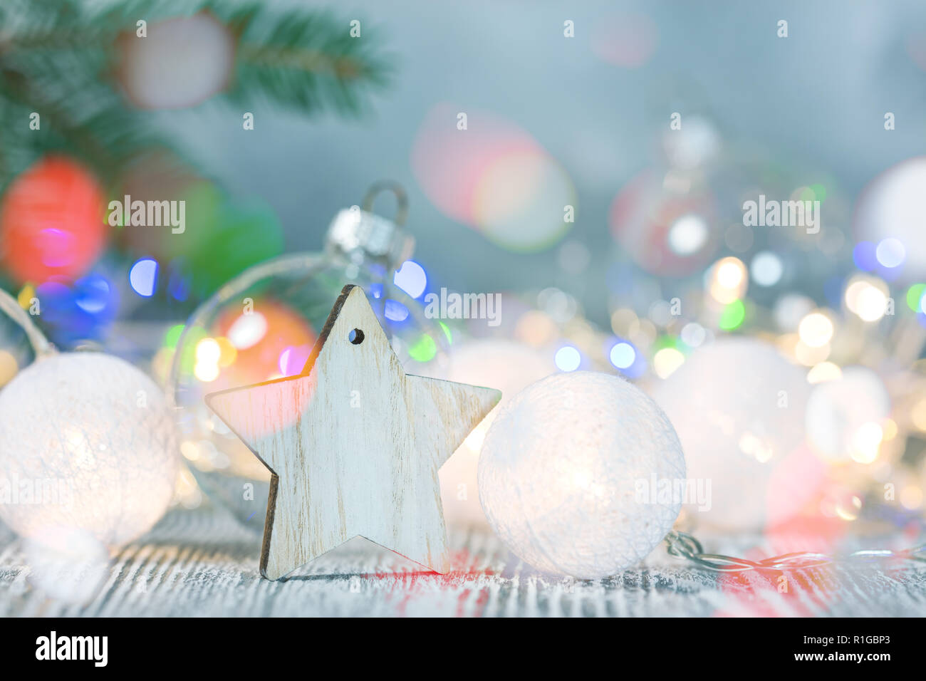 Christbaumschmuck und verschwommene helle Girlande Lichter. festliche Weihnachten Hintergrund Stockfoto