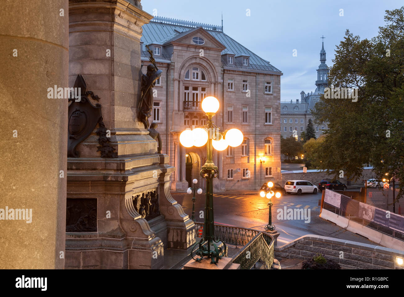 Das Denkmal de Monseigneur Francois de Laval entlang der Rue Port (Port Dauphin Dauphin Straße) in der Altstadt von Québec City, Québec, Kanada. Stockfoto