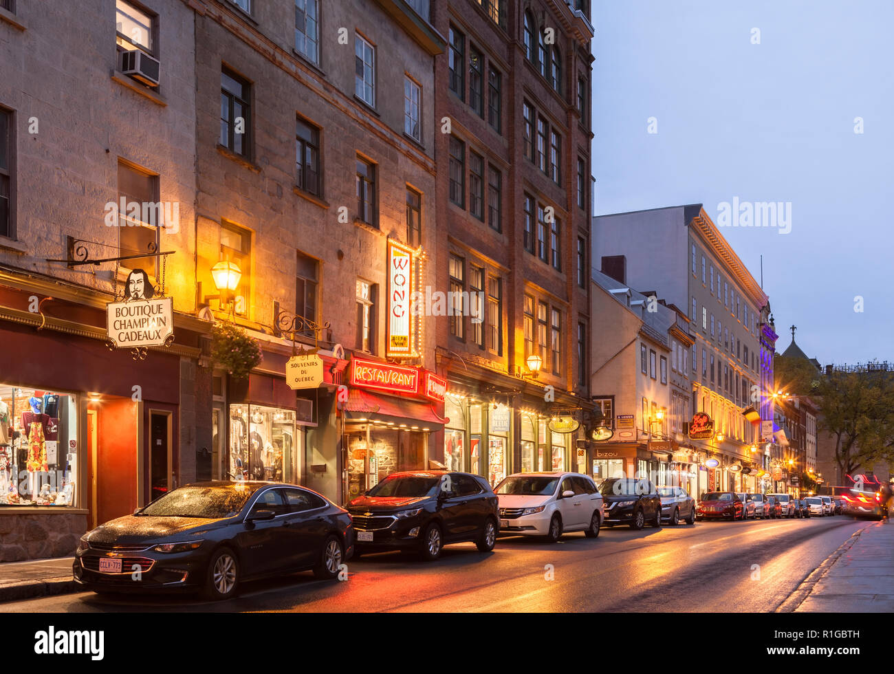 Rue de Buade Buade (Straße) in der Abenddämmerung in der Altstadt von Québec City, Québec, Kanada. Stockfoto