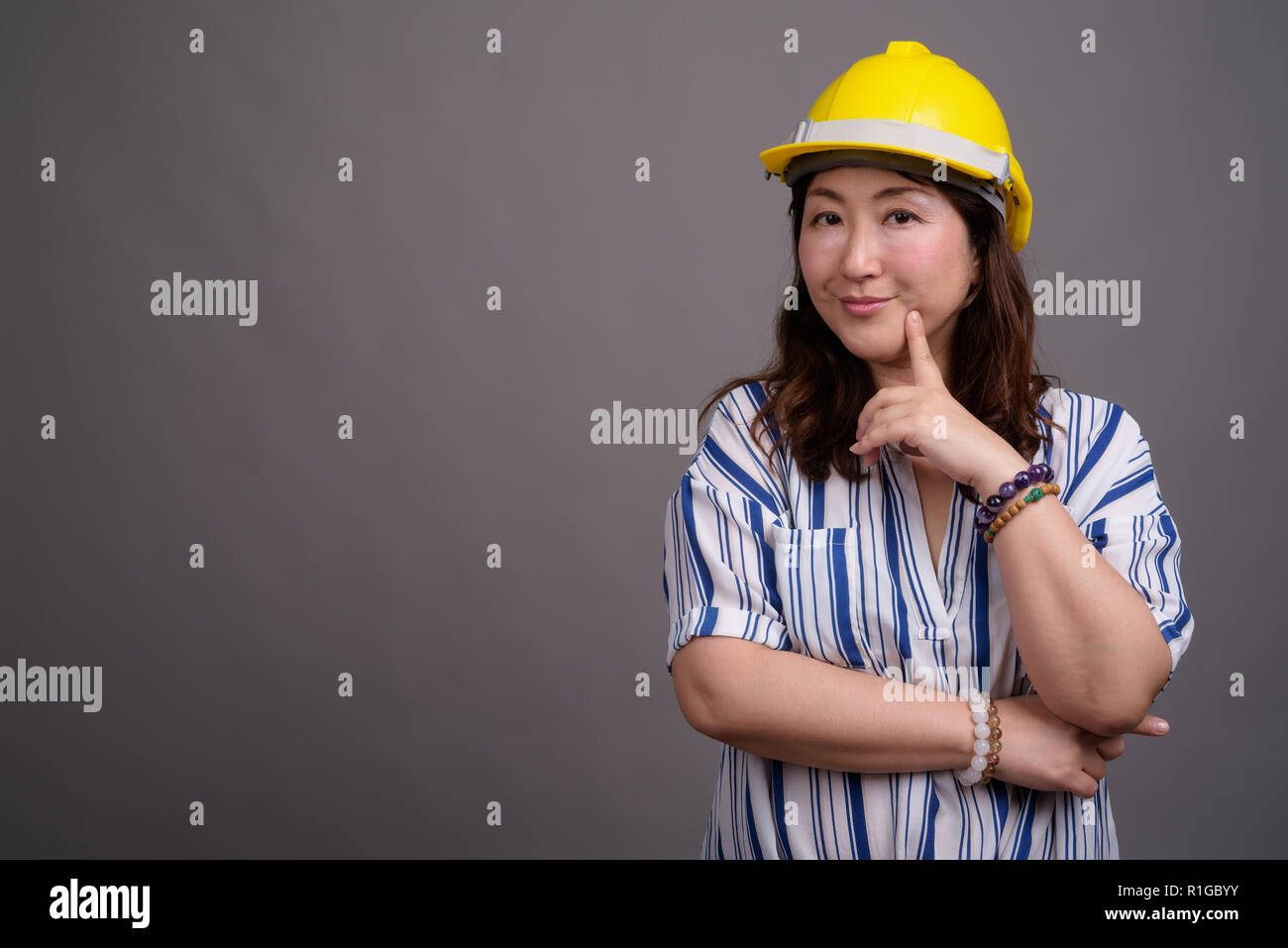 Reifen asiatischen Geschäftsfrau Bauarbeiter tragen, hardhat Stockfoto