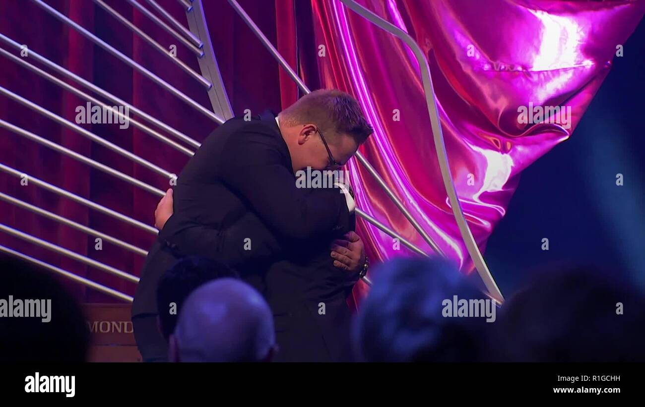 Die Emotionale Erste Sitzung des Kindes Krebspatienten Jack Widerrist, von Walsall in der Nähe von Birmingham, und das Knochenmark Spender, der sein Leben im Jahr 2015 gespeichert, Michael Merten, 27, aus Deutschland. Stockfoto