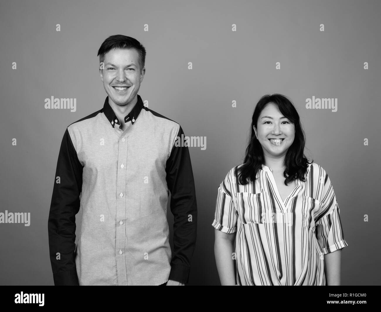 Portrait von multi-ethnische Vielfalt Paar im Studio Stockfoto
