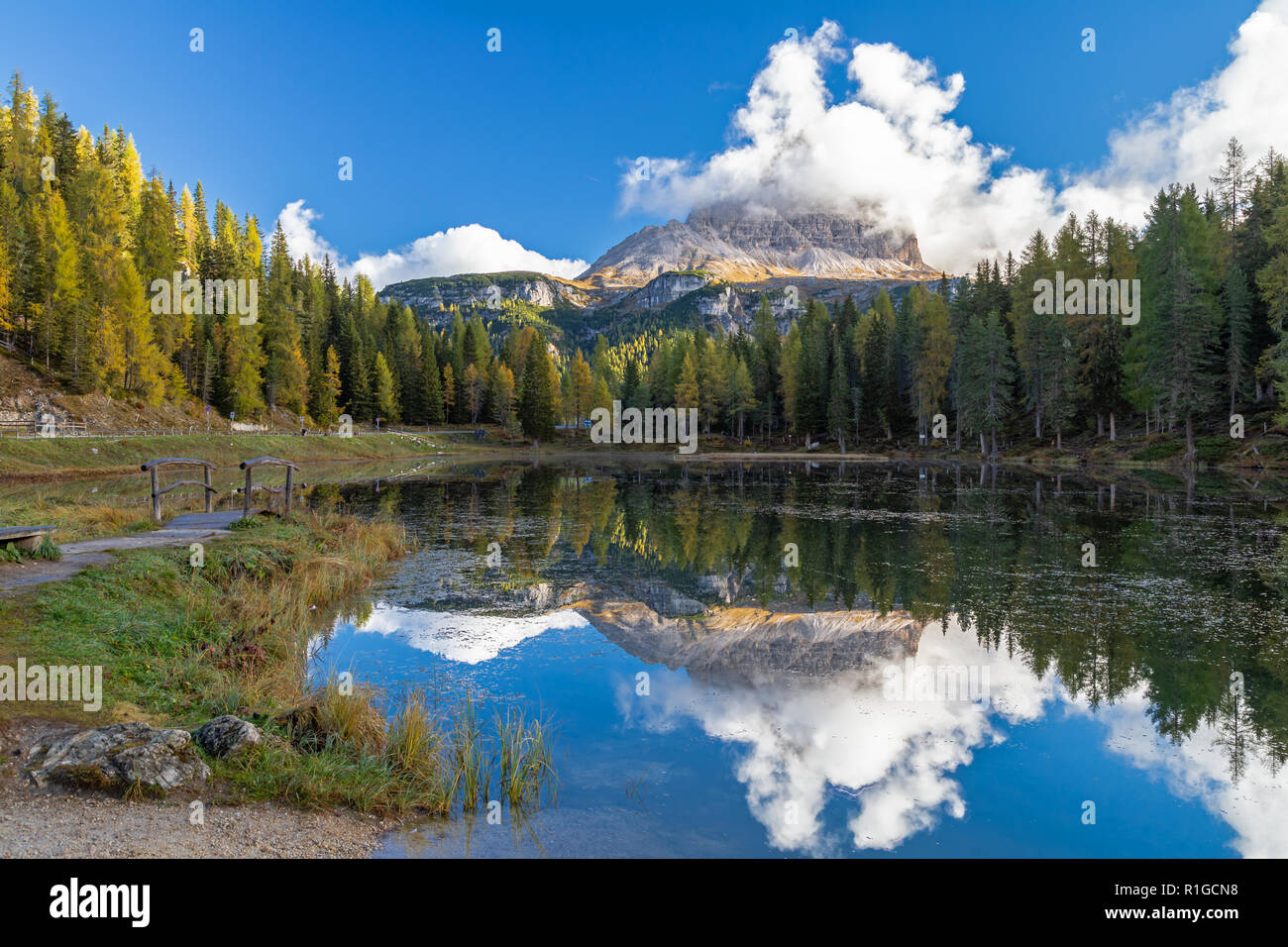 Herbst morgen am Lago Antorno unter Drei Zinnen, Dolomiten, Südtirol Stockfoto