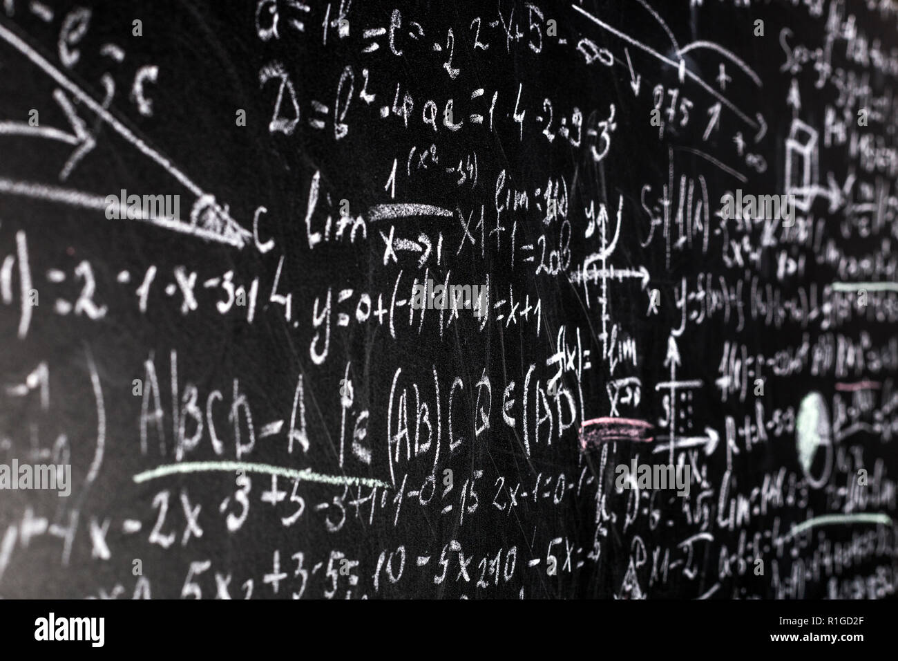 Tafel eingeschrieben mit wissenschaftlichen Formeln und Berechnungen in  Physik und Mathematik, das Hintergrundbild Stockfotografie - Alamy