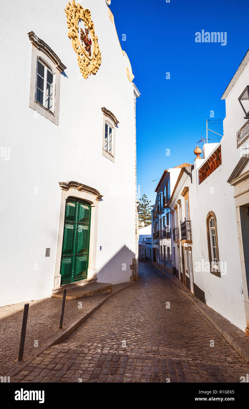 Gepflasterte Straße der Stadt Tavira, Algarve, Portugal Stockfoto