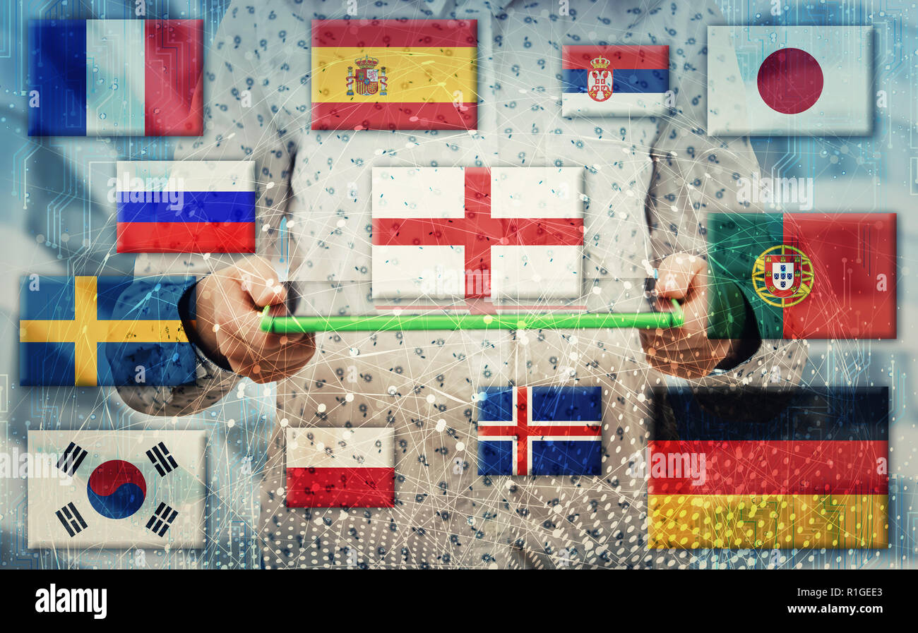 Frau mit elektronischen Tablette wie nationale Flaggen zeigen verschiedene gesprochenen Sprachen der Welt. Lernen und sprechen viele Sprachen mit modernen Tech Stockfoto